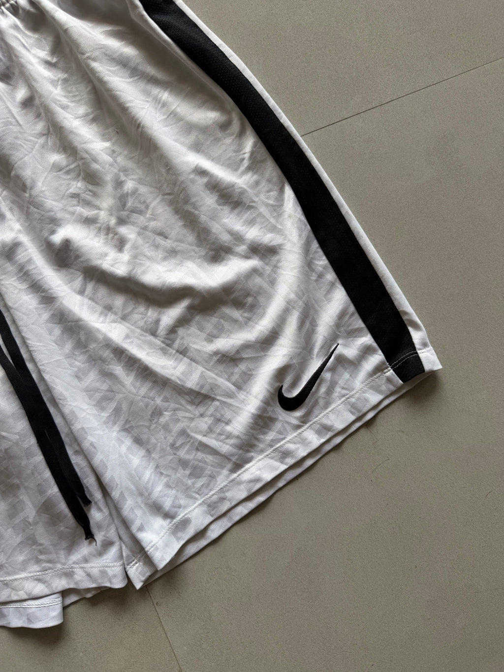 NIKE SHORTS - M