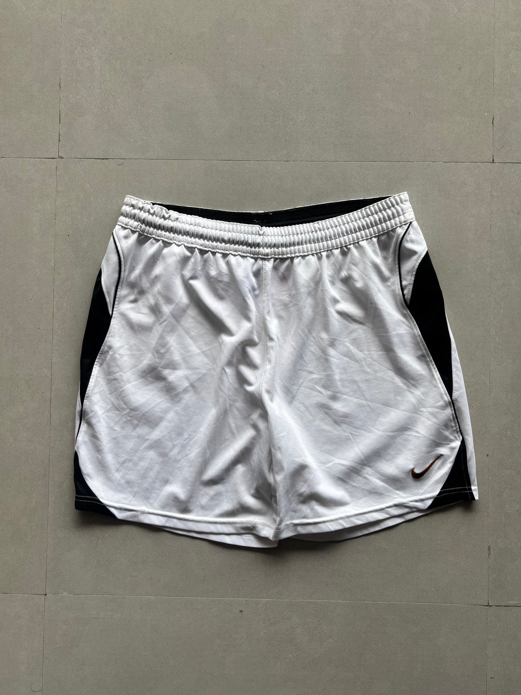 NIKE VINTAGE SHORTS - M