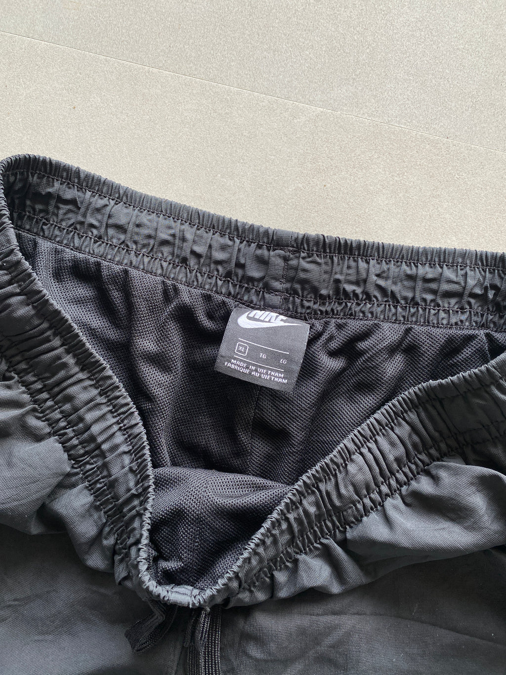 NIKE SHORTS - L