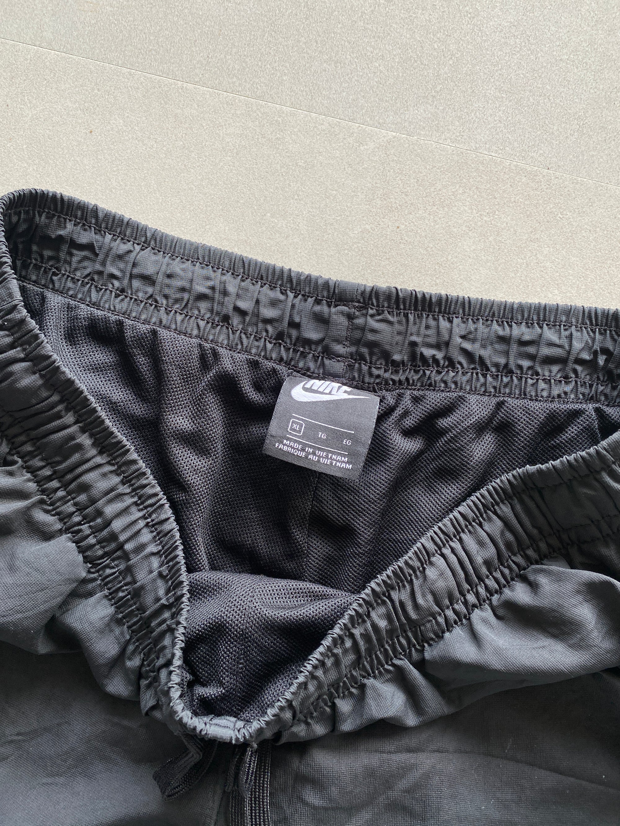 NIKE SHORTS - L