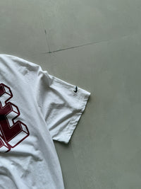 NIKE ATH DPT SPELLOUT TEE - L