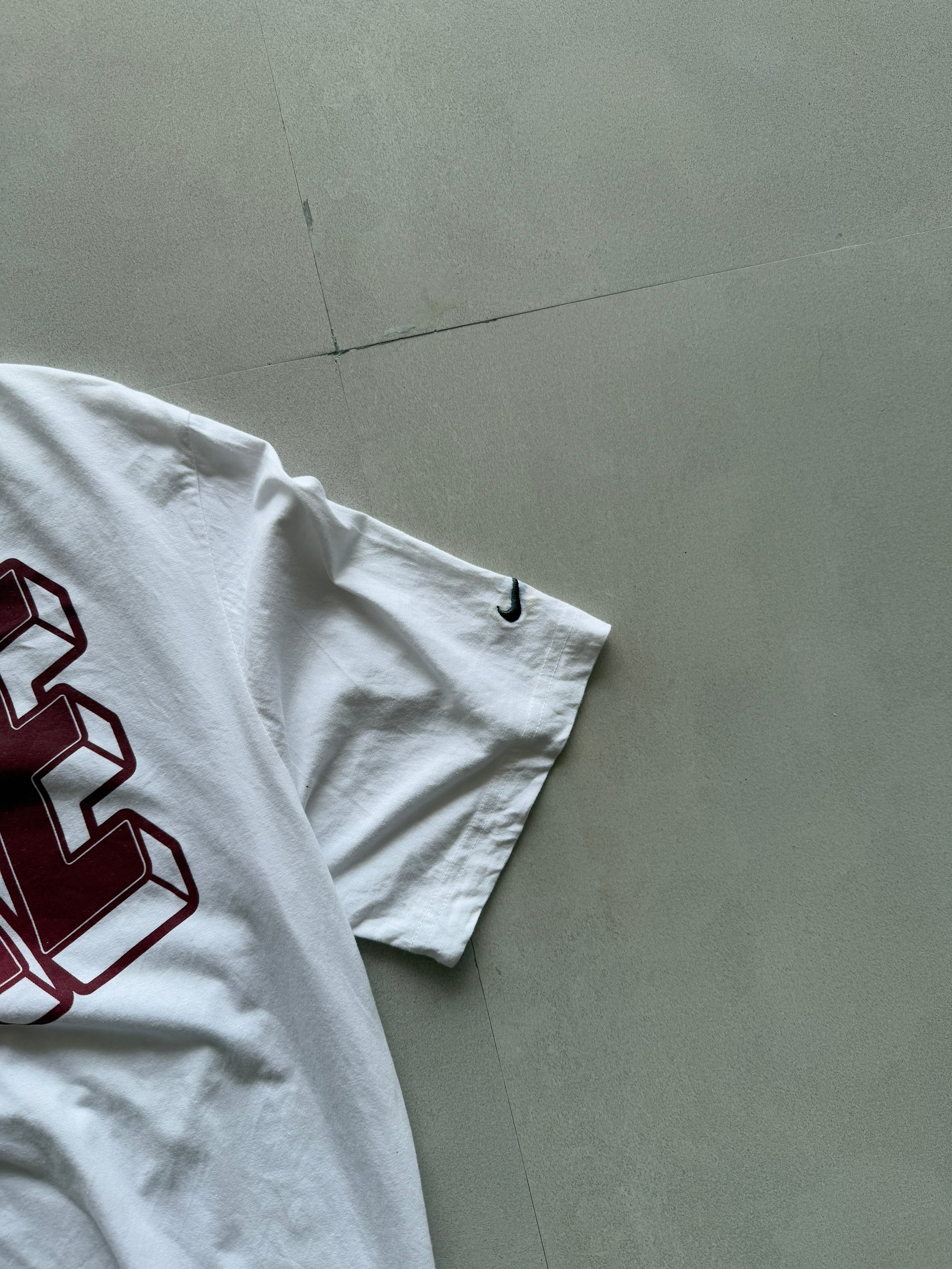 NIKE ATH DPT SPELLOUT TEE - L