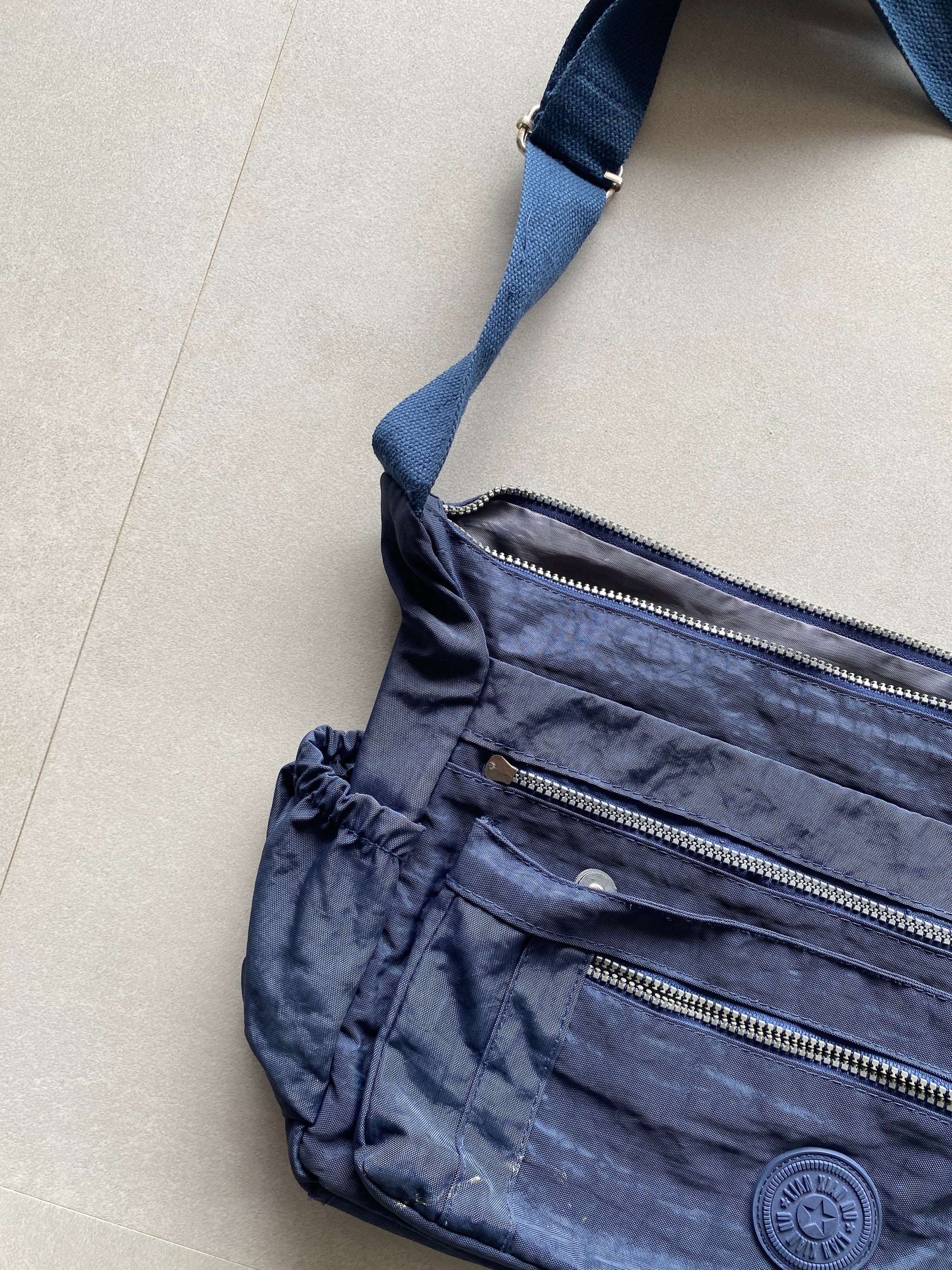 LIAN XIAN NU SLING BAG