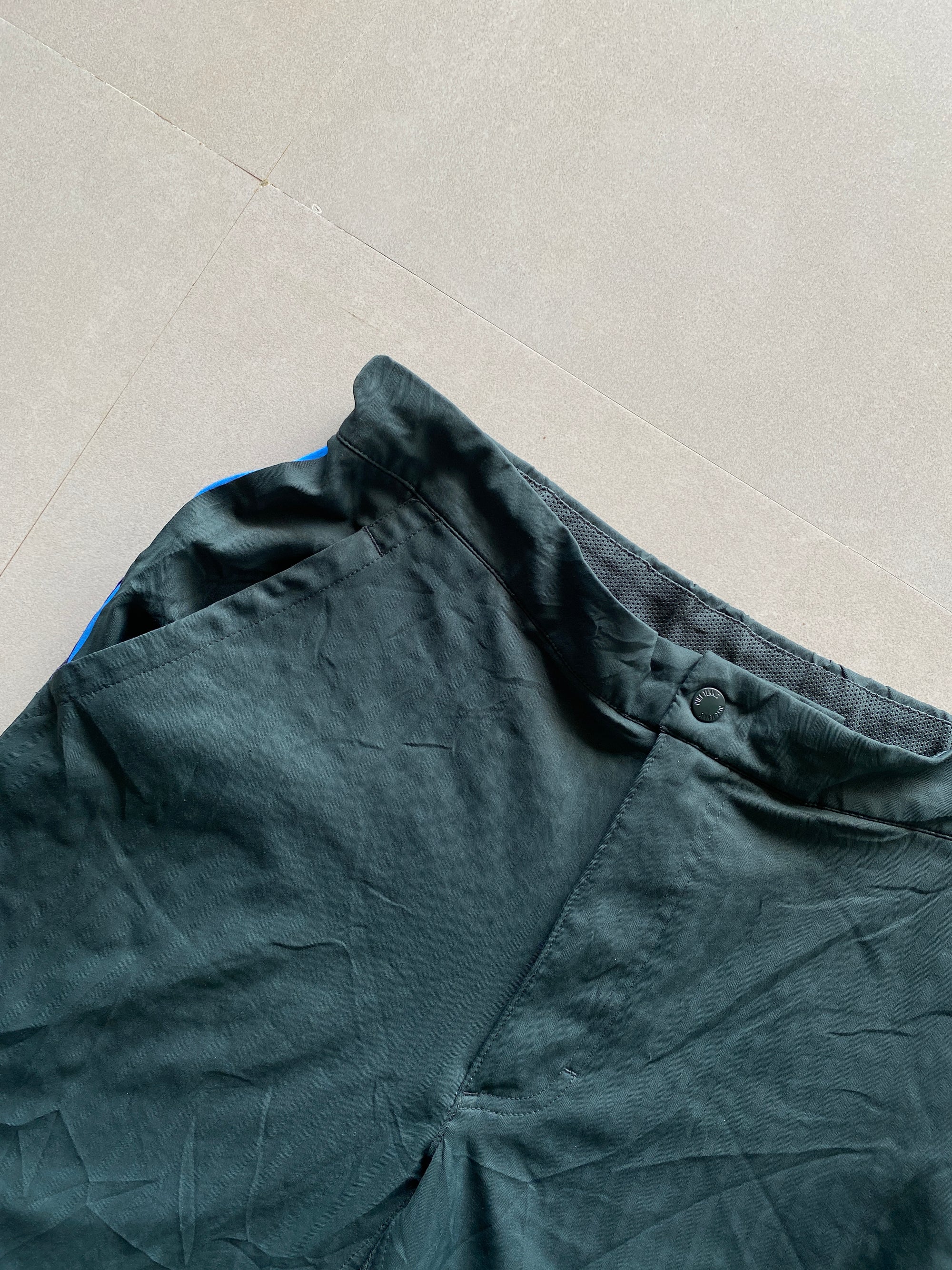 NIKE DRI-FIT SHORTS - M