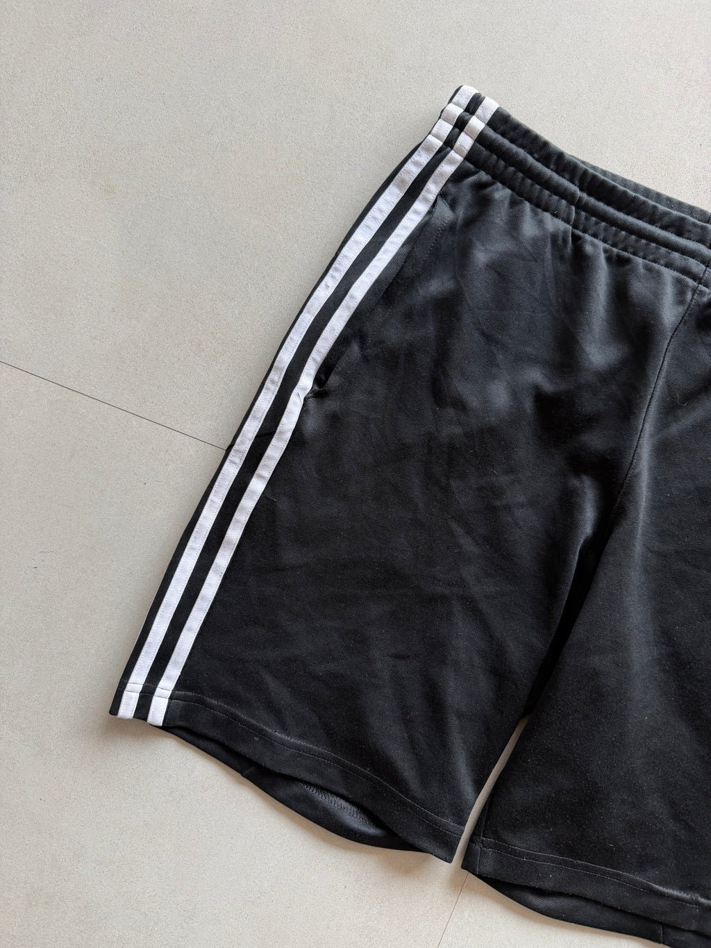 ADIDAS STRIPED SHORTS - M