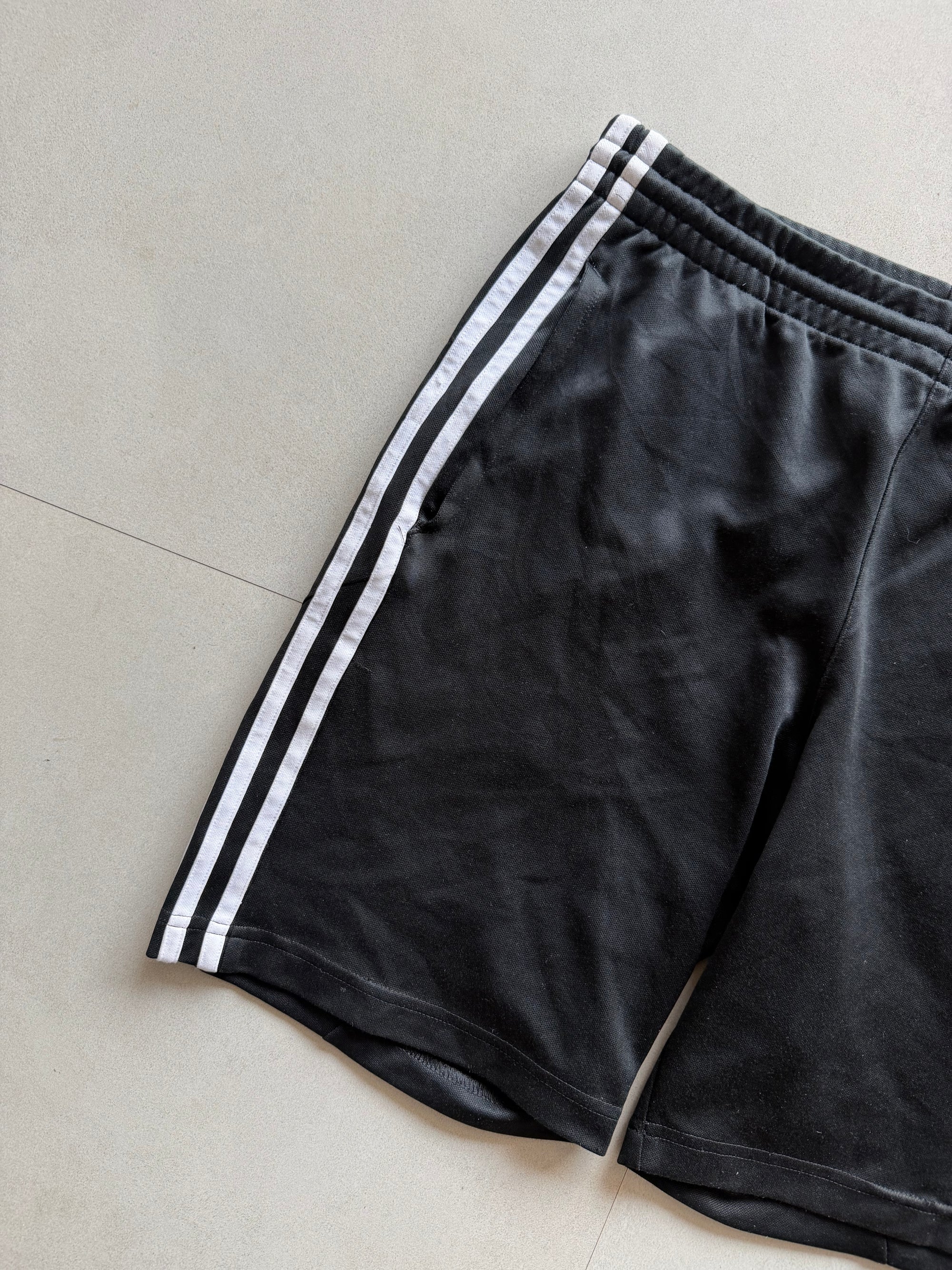 ADIDAS STRIPED SHORTS - M