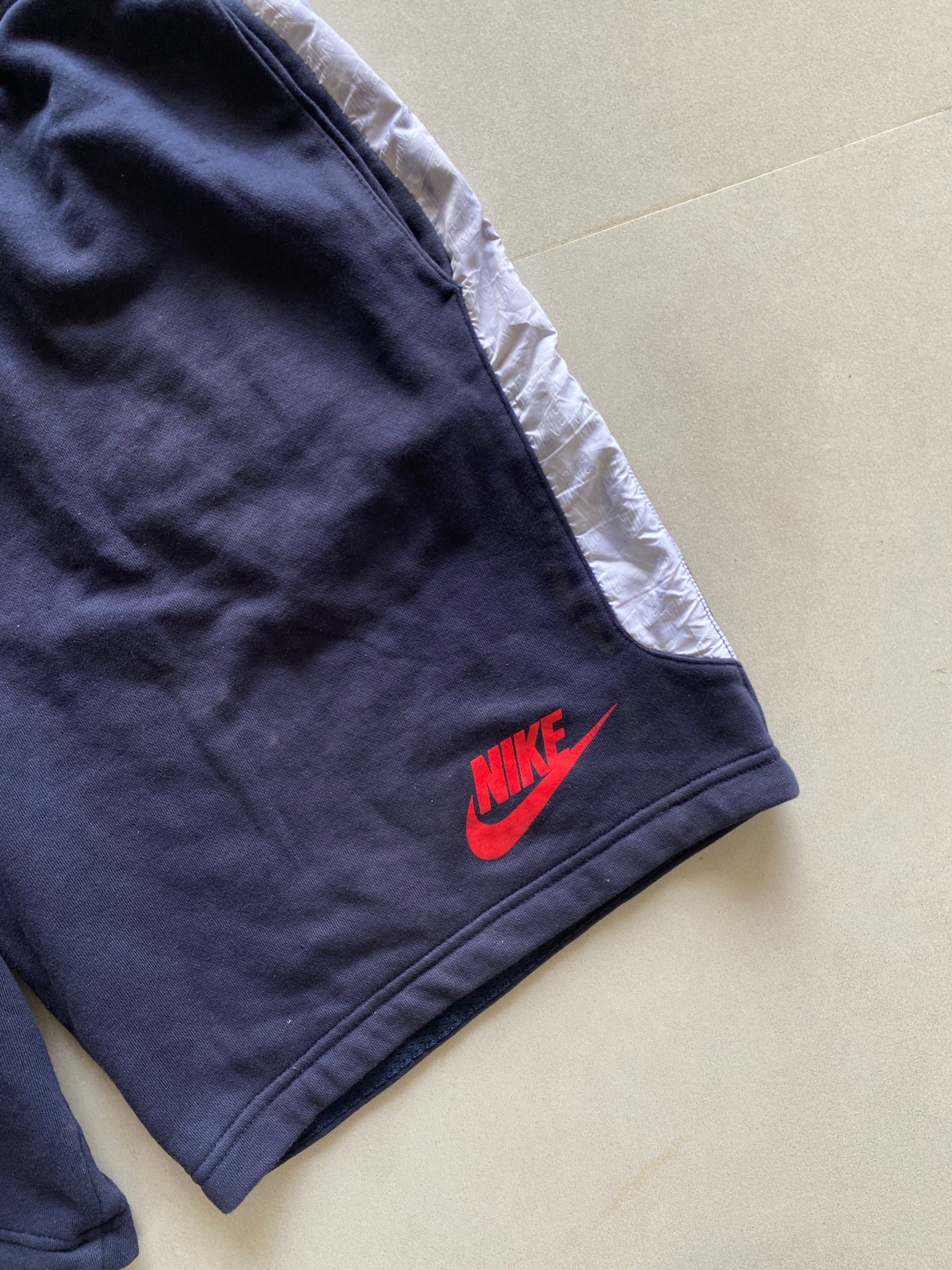 NIKE SWEAT SHORTS - M