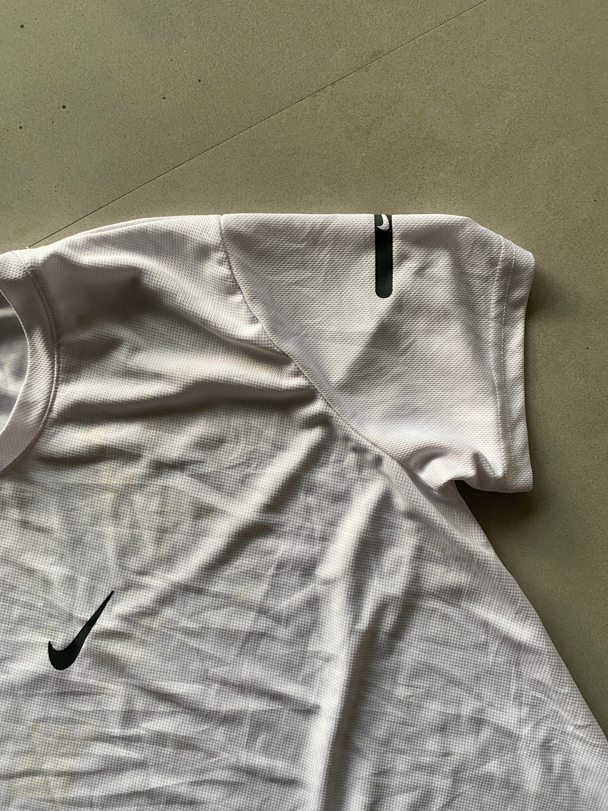 NIKE CENTER SWOOSH DRI FIT TEE -