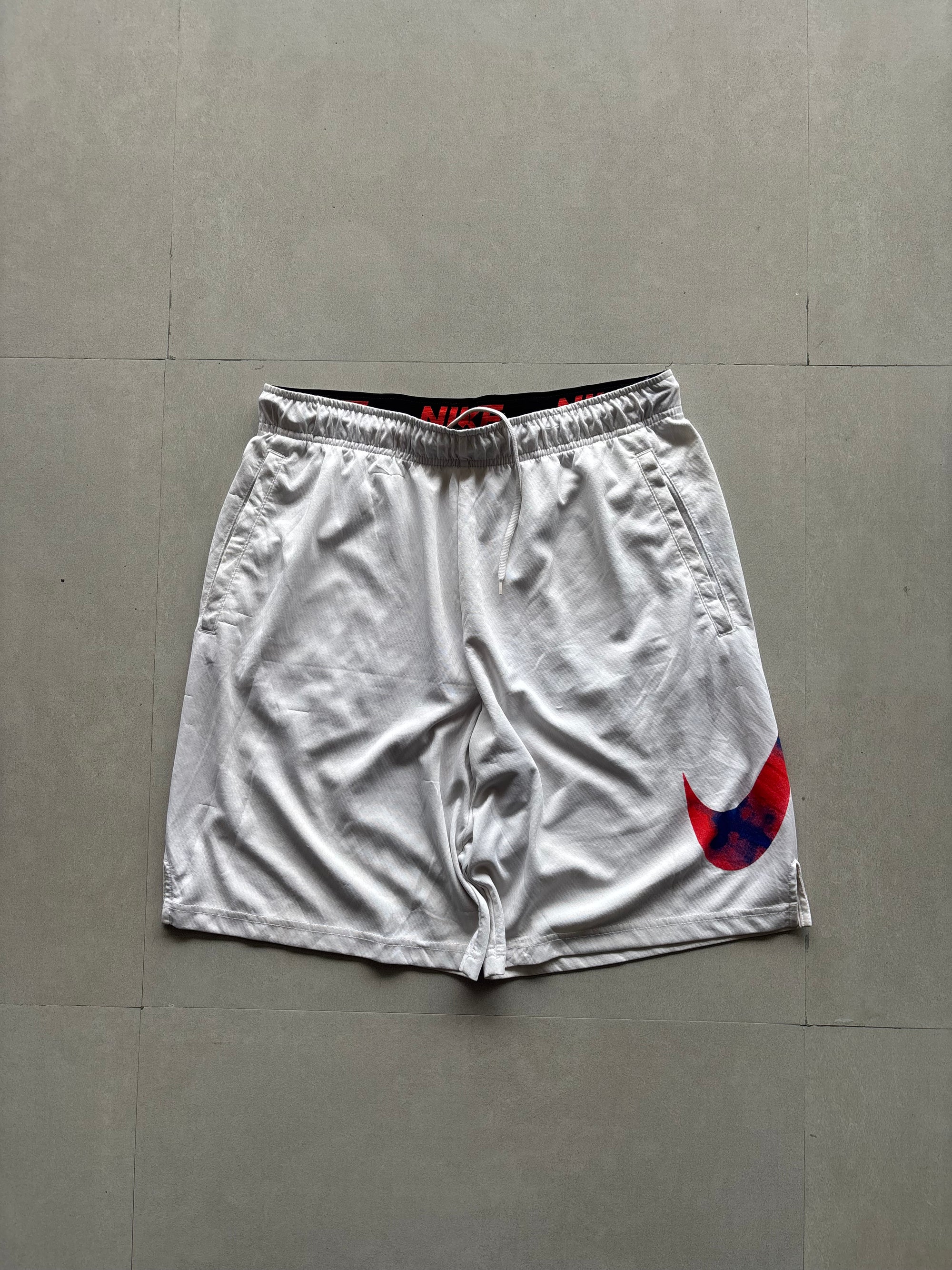 NIKE BIG SWOOSH SHORTS - M