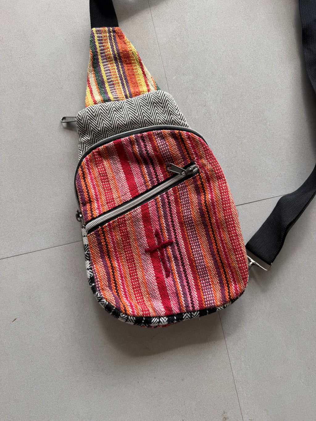 HIPPIE STYLE SLING BAG