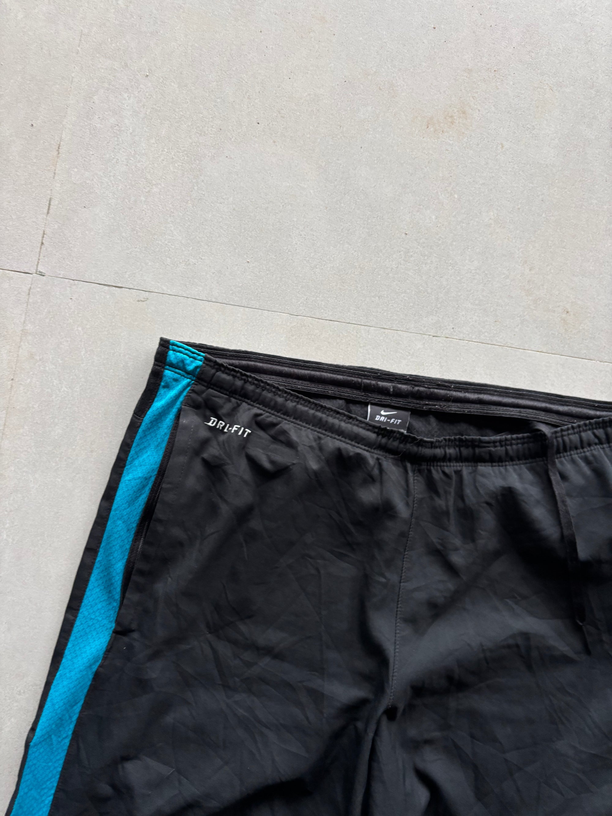 NIKE BIG SWOOSH SHORTS - M