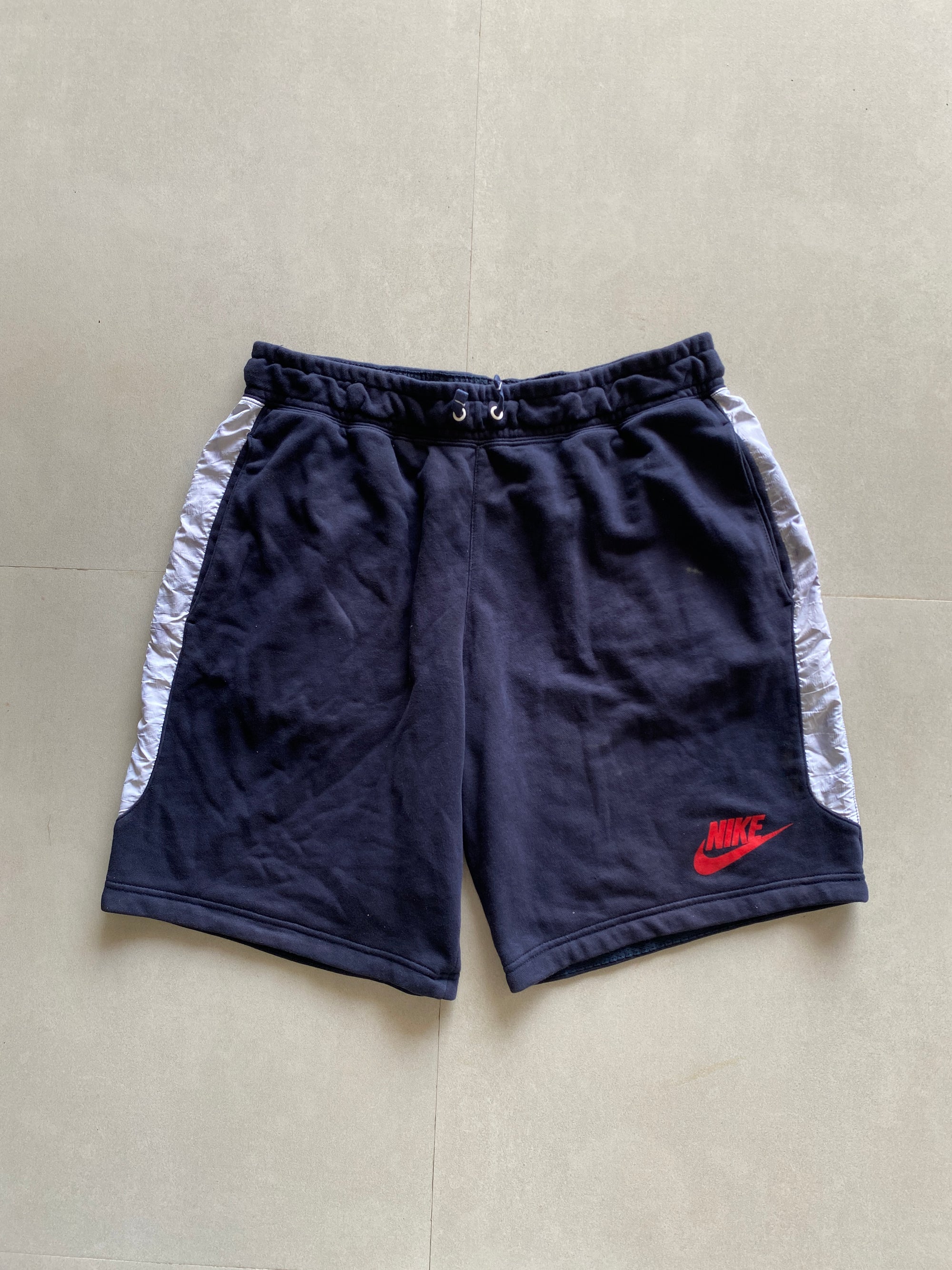 NIKE SWEAT SHORTS - M