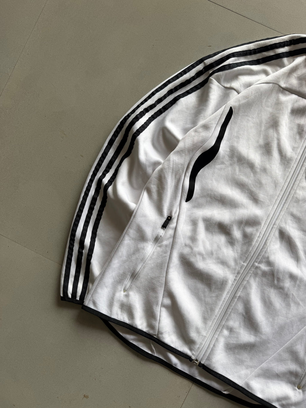 ADIDAS STIPED JACKET - M