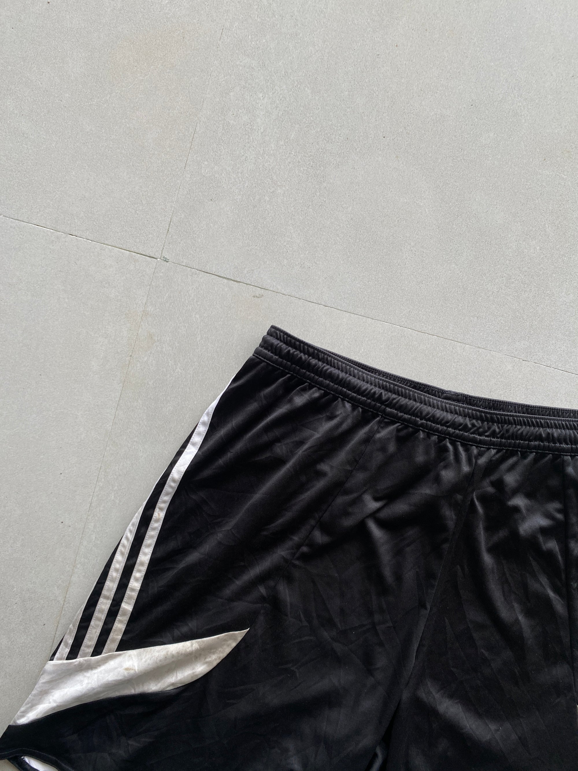 ADIDAS SHORTS - S