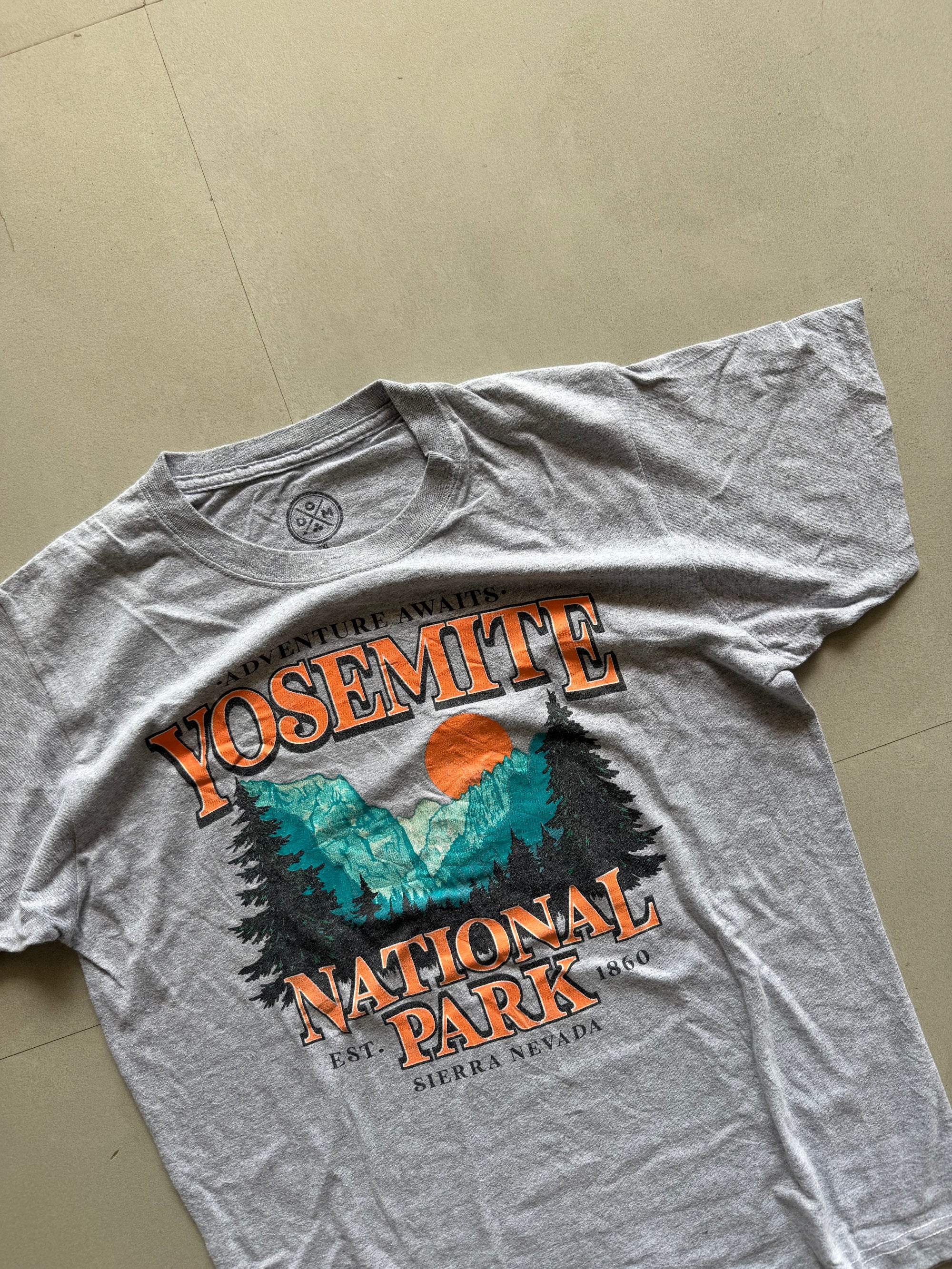VINTAGE GRAPHIC TEE - M