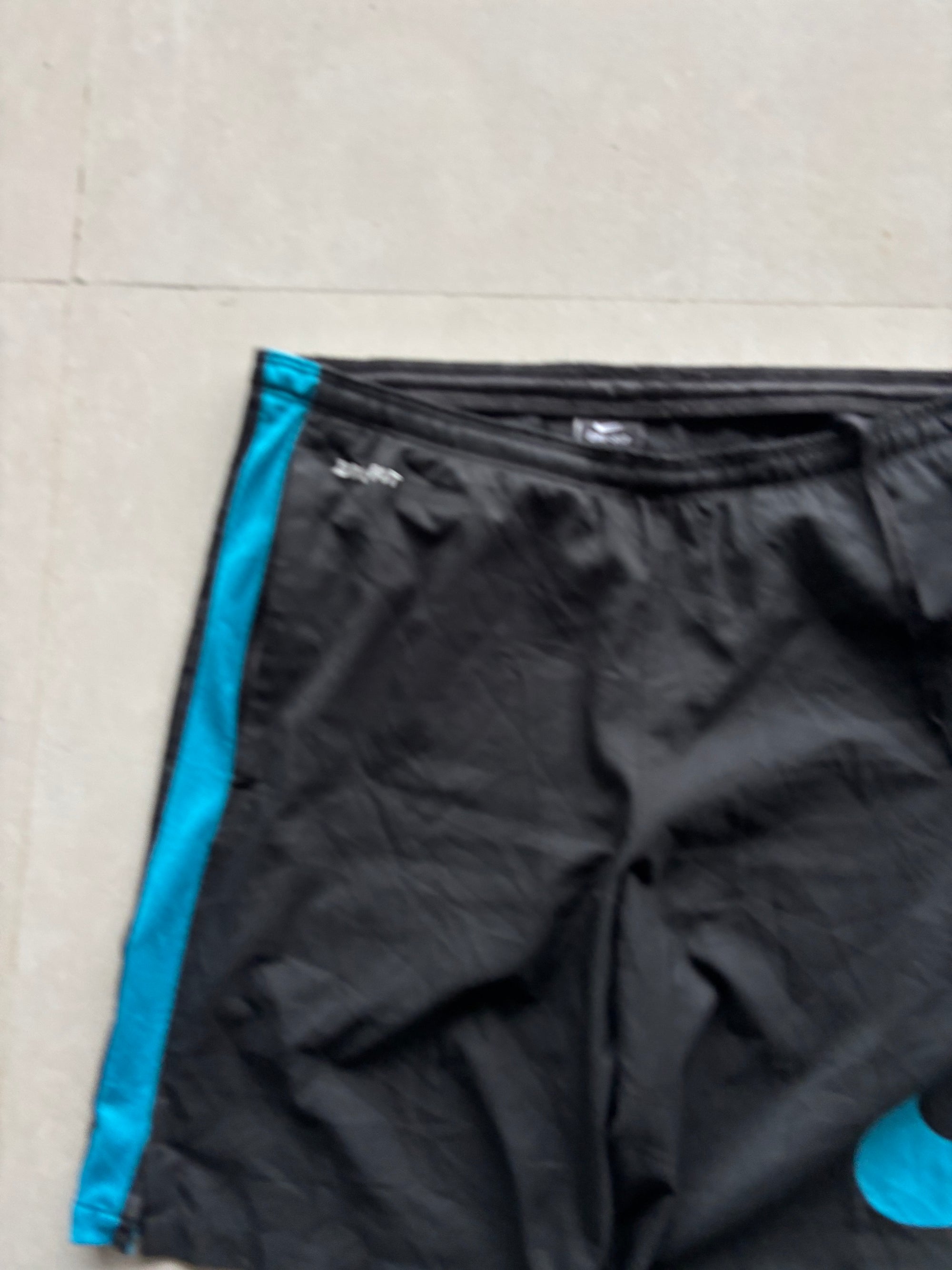 NIKE BIG SWOOSH SHORTS - M