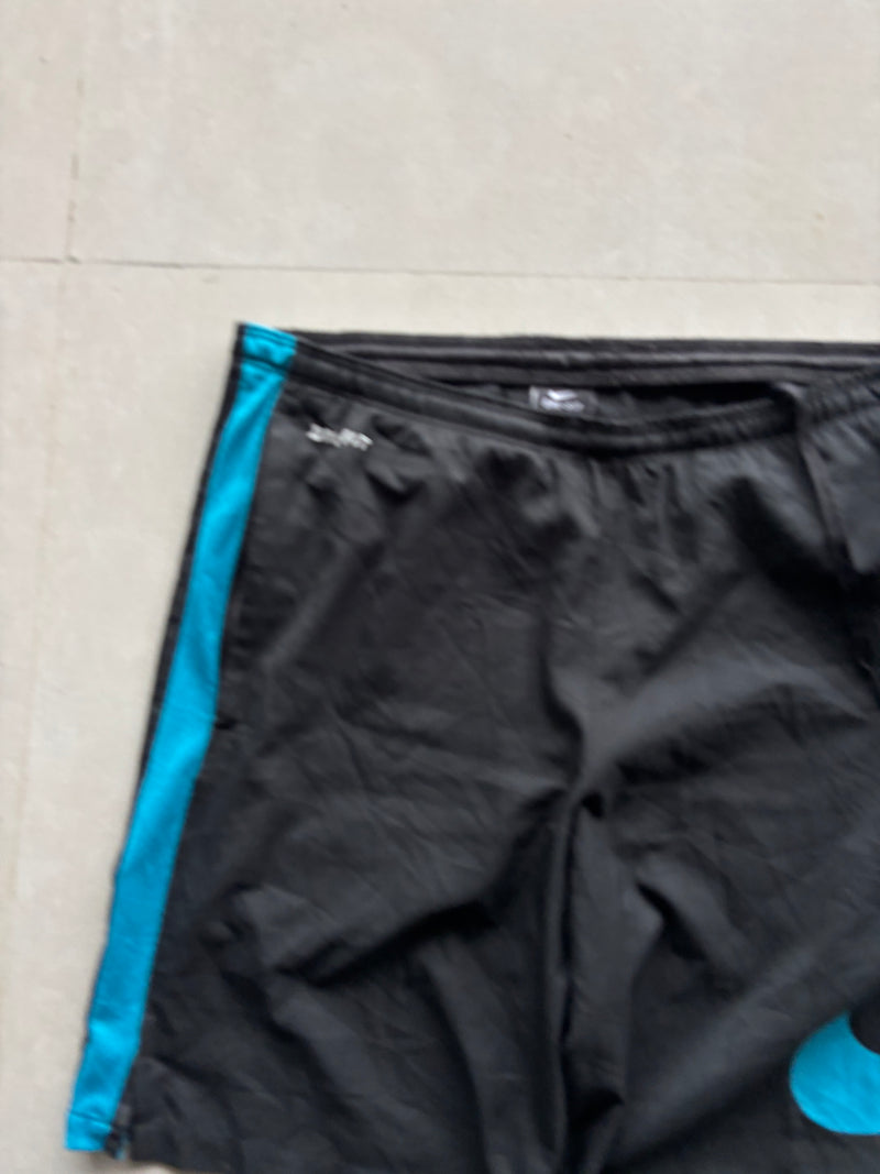 NIKE BIG SWOOSH SHORTS - M