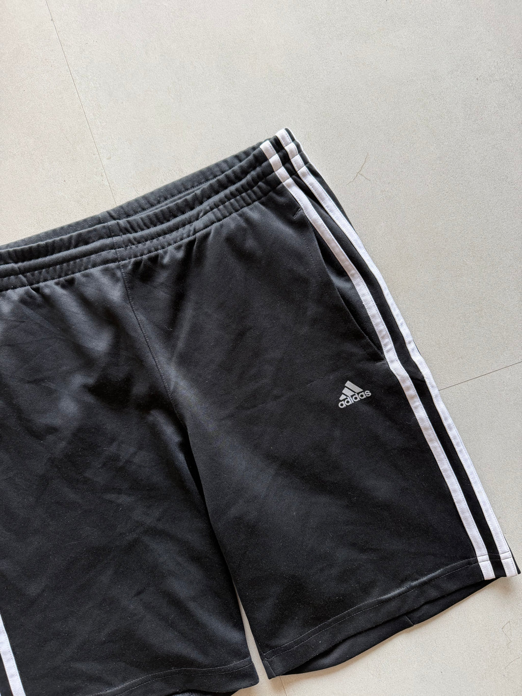 ADIDAS STRIPED SHORTS - M