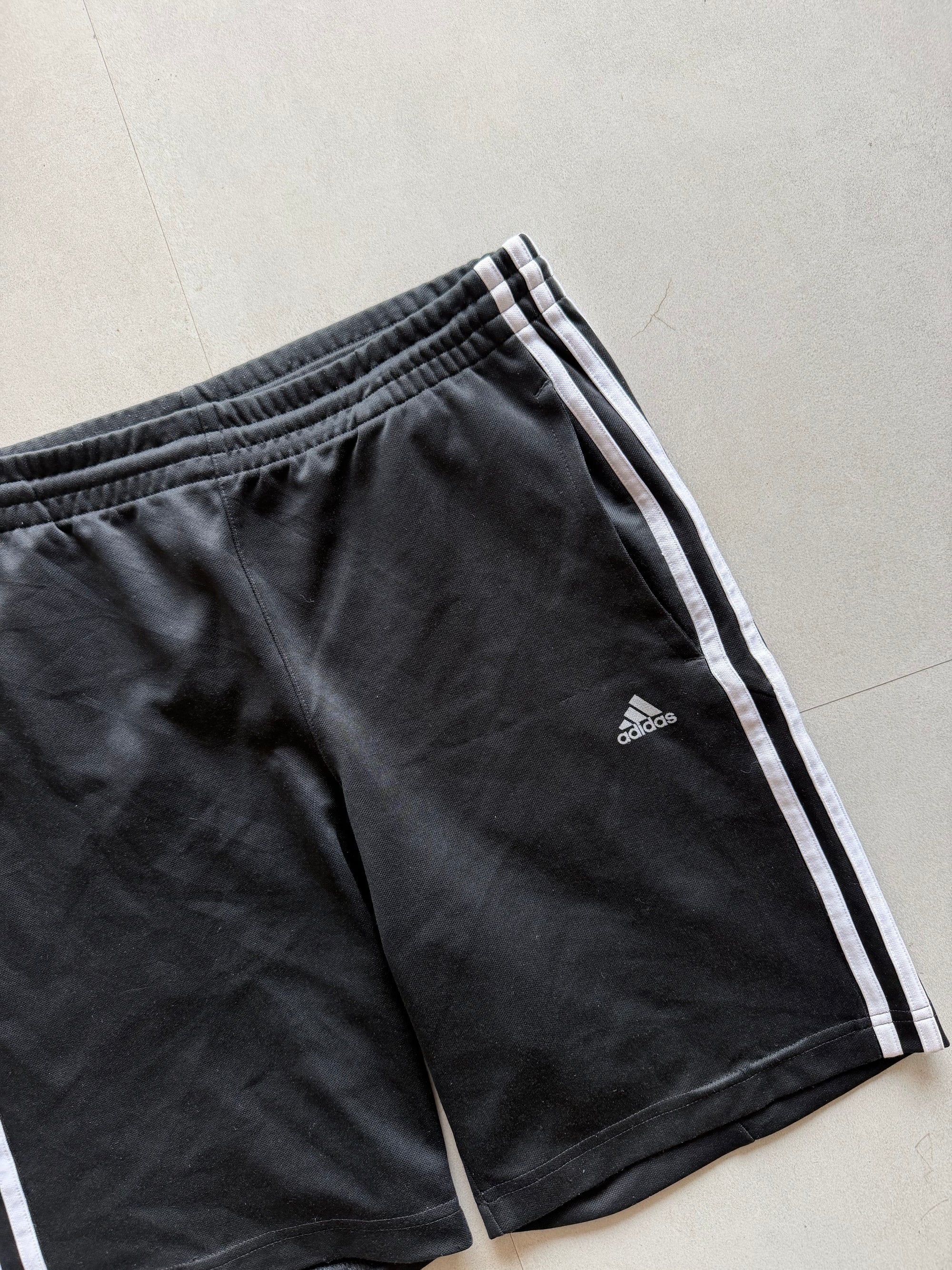 ADIDAS STRIPED SHORTS - M