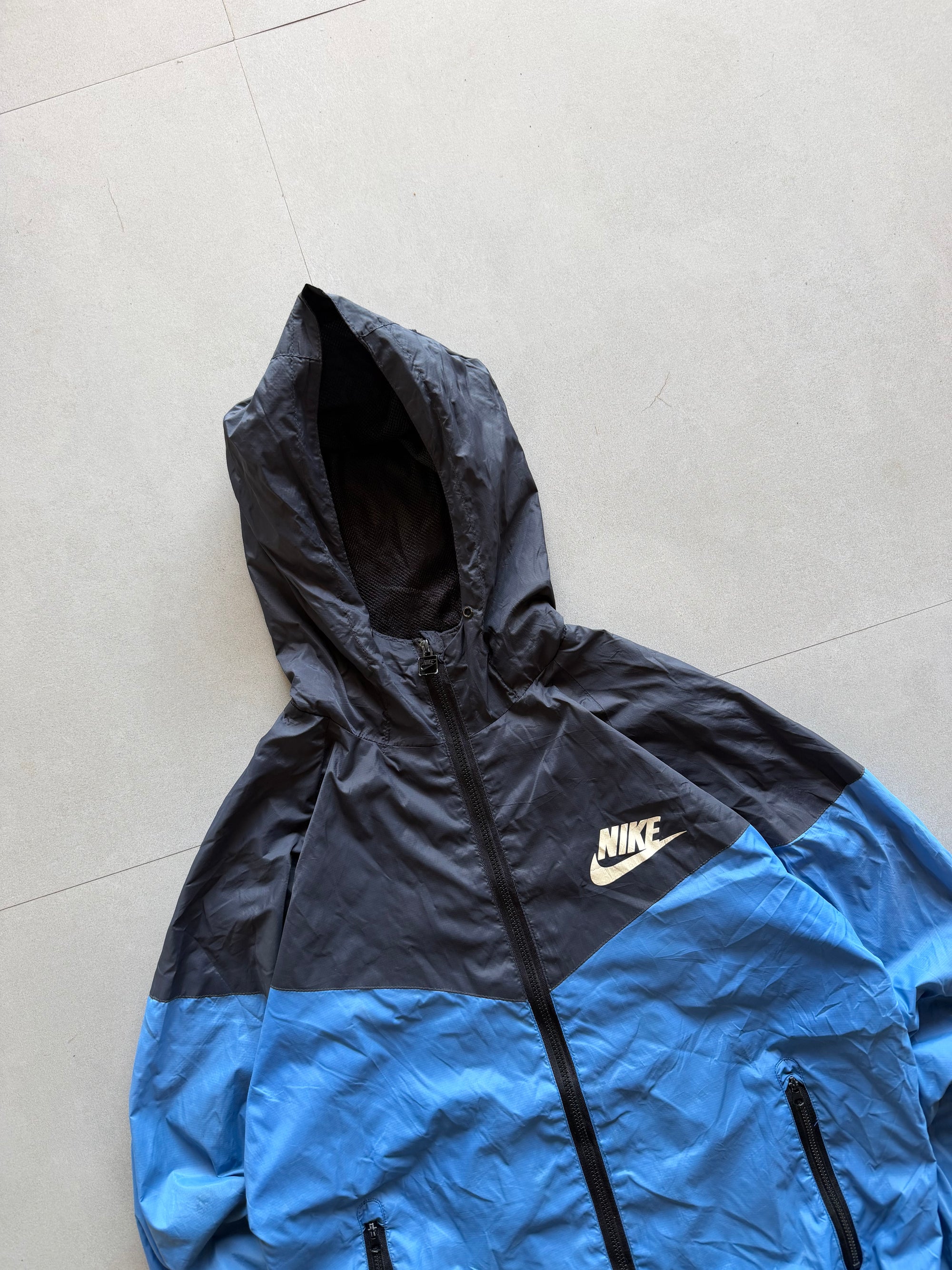 NIKE HOODED JACKET - M