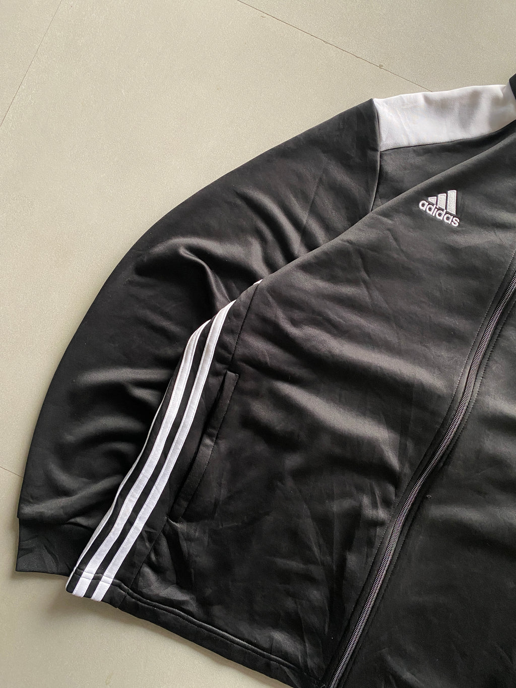 ADIDAS STRIPED JACKET - XL
