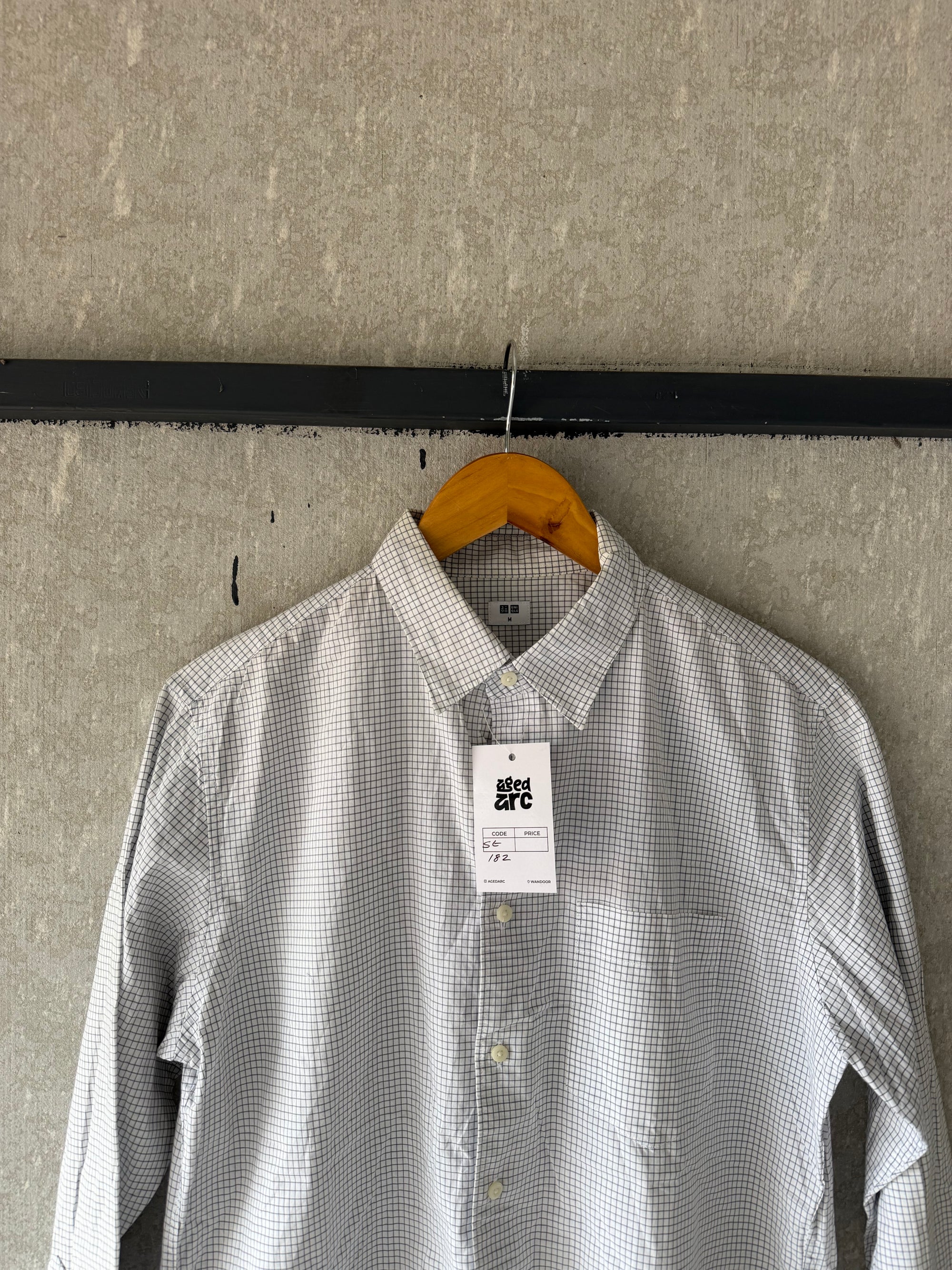 UNIQLO CHECKERD SHIRT ST182 - M