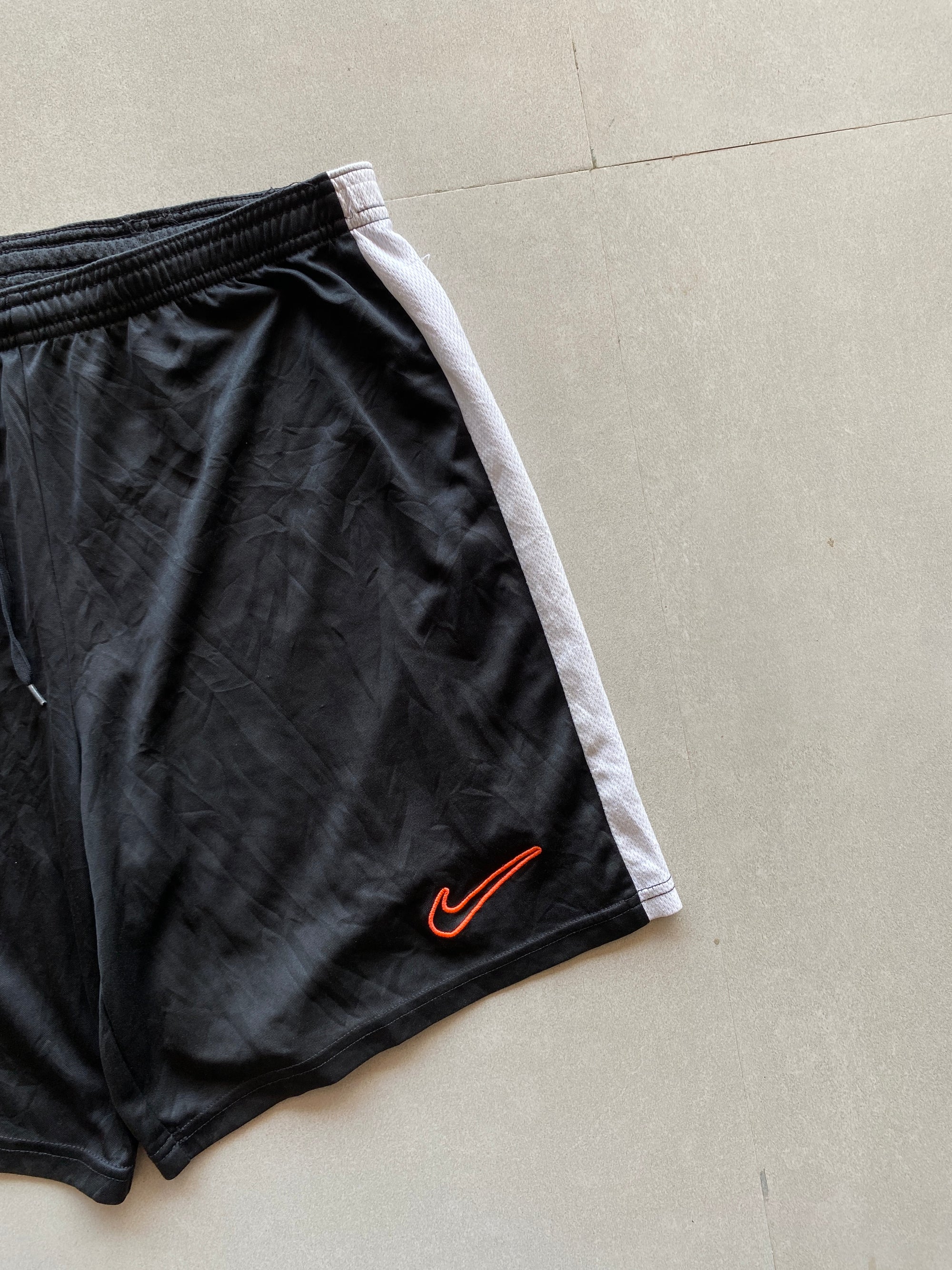 NIKE SHORTS -L