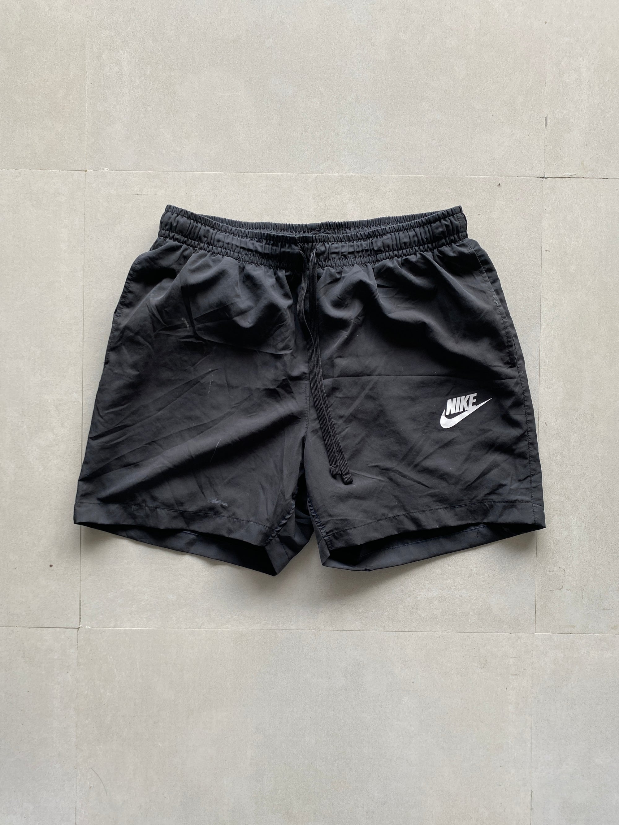NIKE SHORTS - L