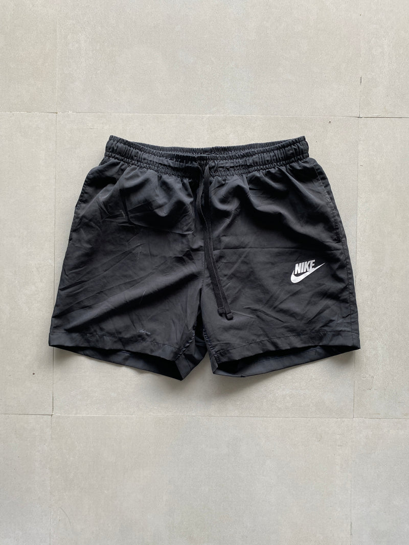NIKE SHORTS - L