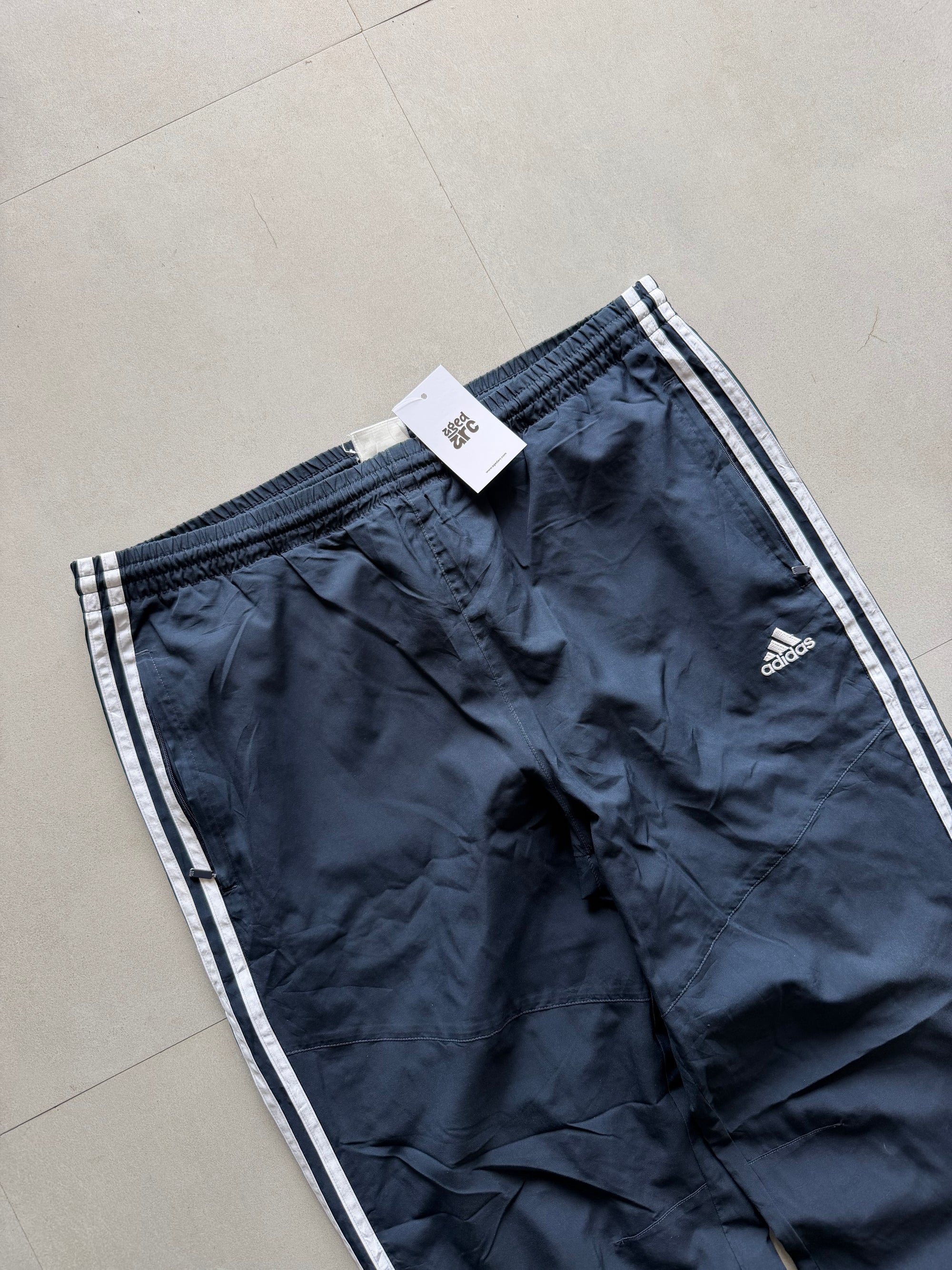 ADIDAS STRIPED TRACK PANT126 - L