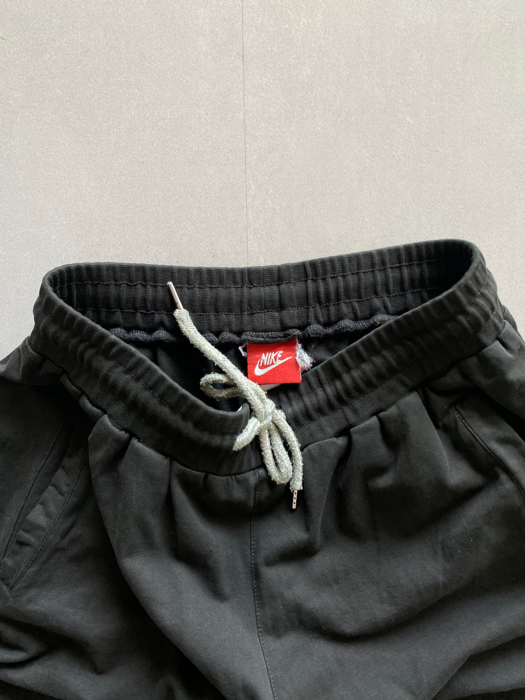 NIKE BIG LOGO SHORTS - S