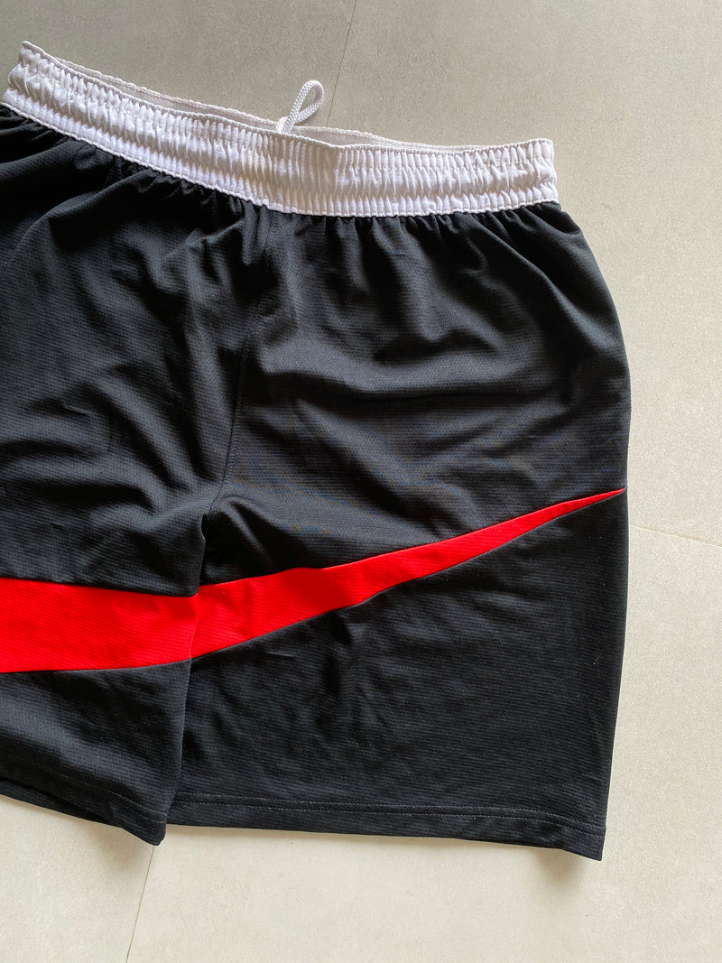 NIKE BIG SWOOSH SHORTS - M