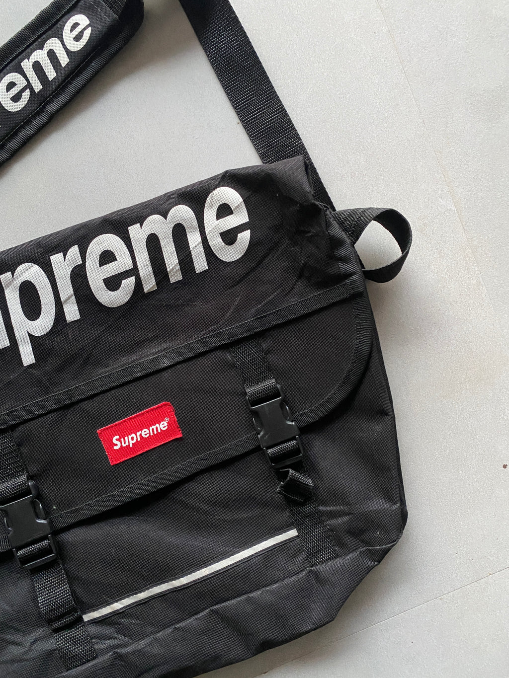 SUPREME SLING BAG