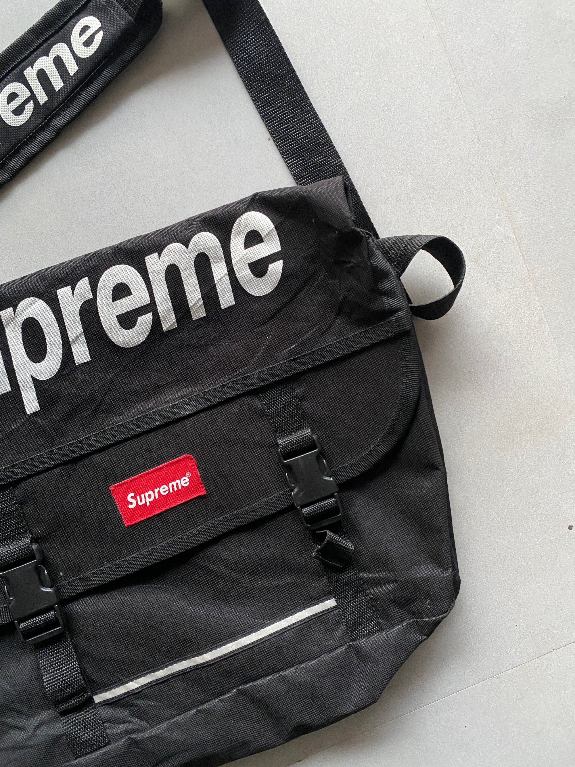 SUPREME SLING BAG