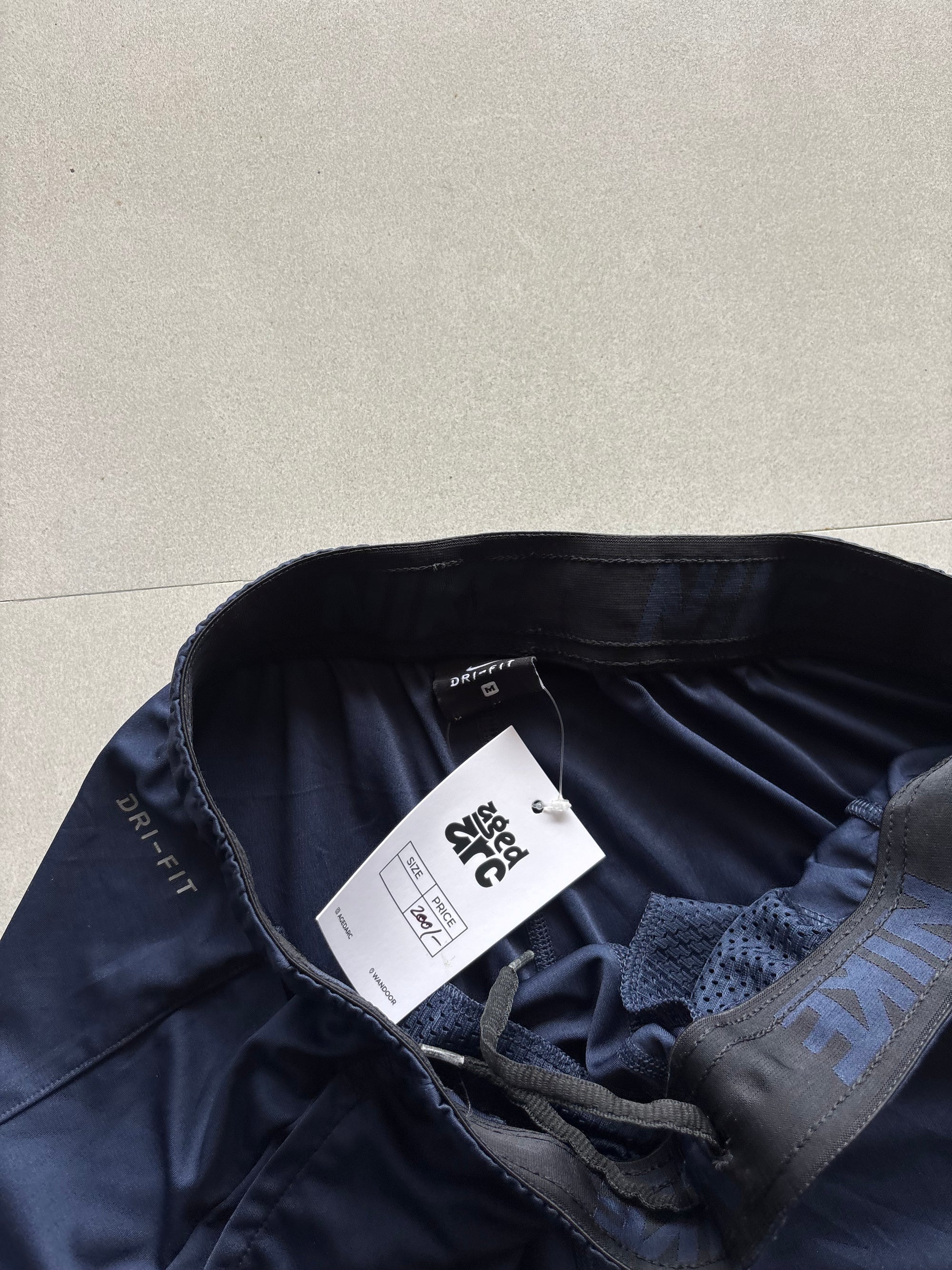 NIKE DRI-FIT SHORTS - M