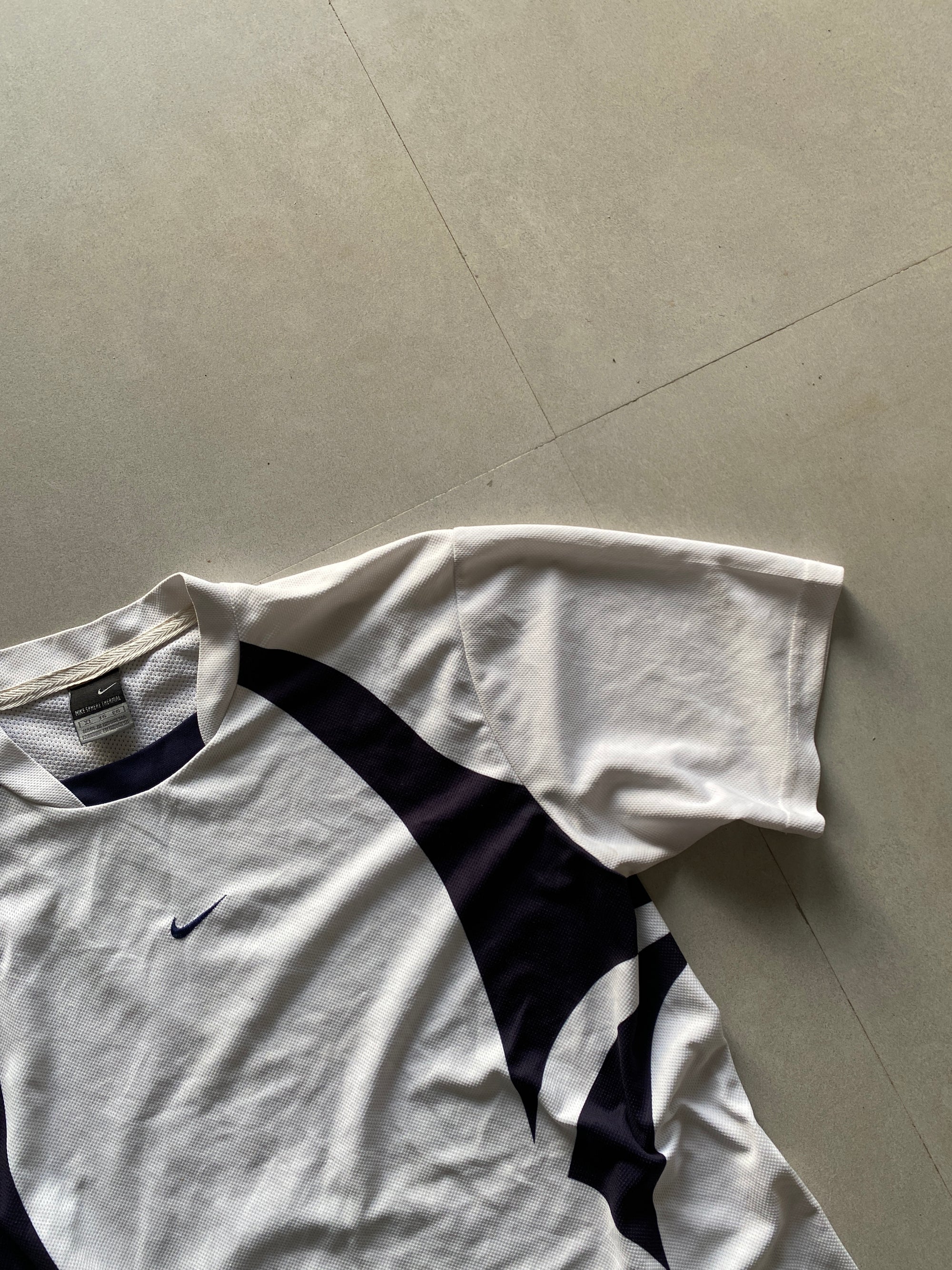 NIKE CENTRE SWOOSH DRI-FIT TEE - M