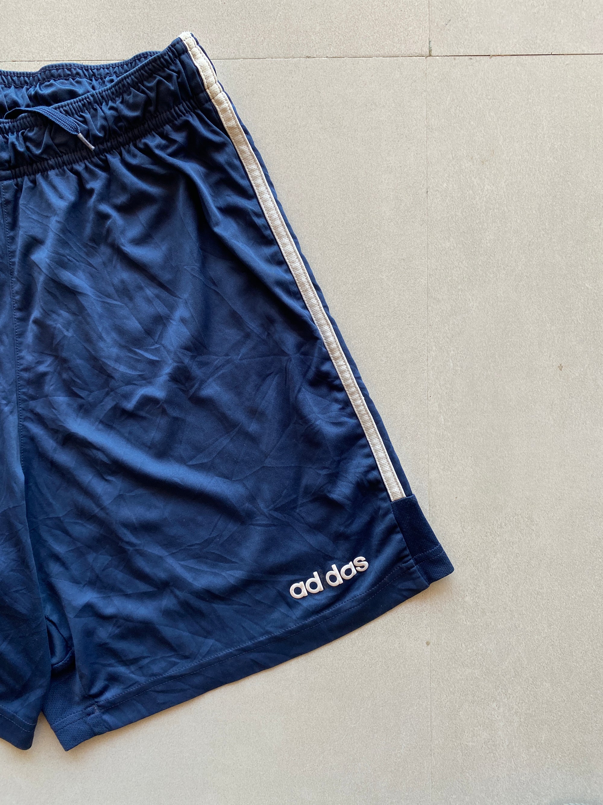 ADIDAS STRIPED SHORTS - M
