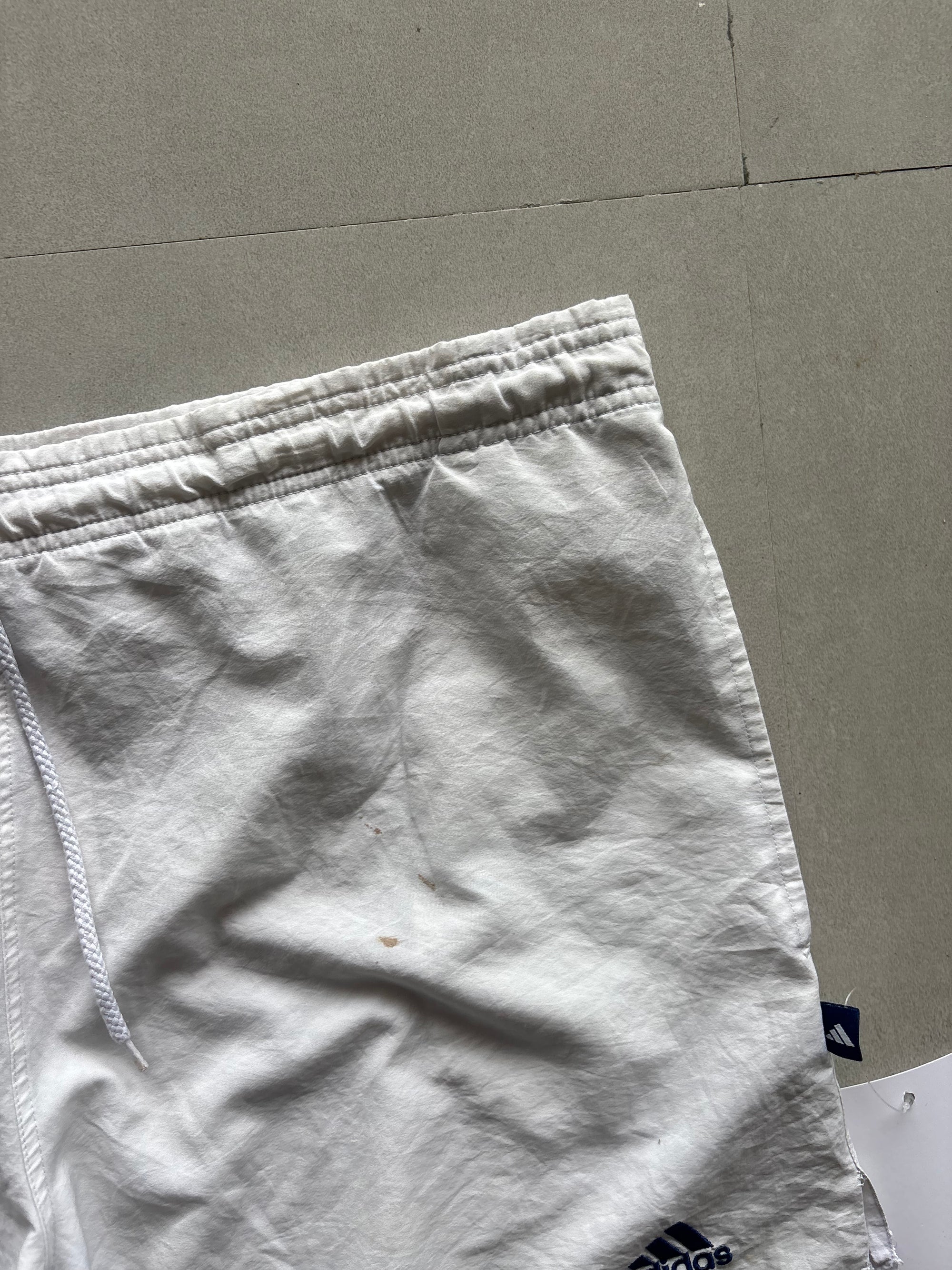 ADIDAS WHITE SHORTS - XL