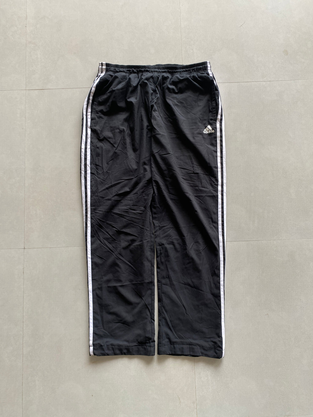 ADIDAS STRIPED BAGGY TRACK PANT - M