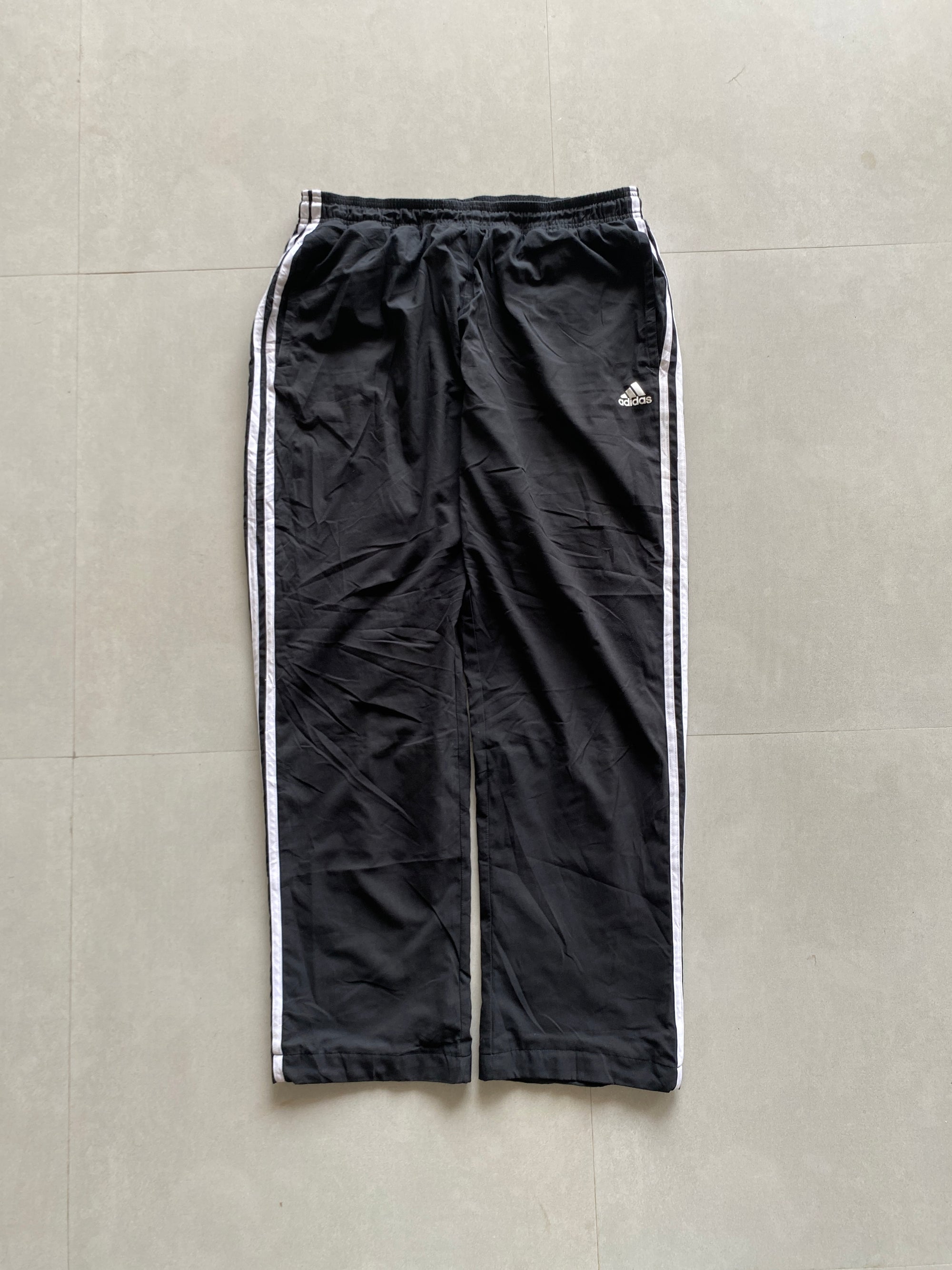 ADIDAS STRIPED BAGGY TRACK PANT - M