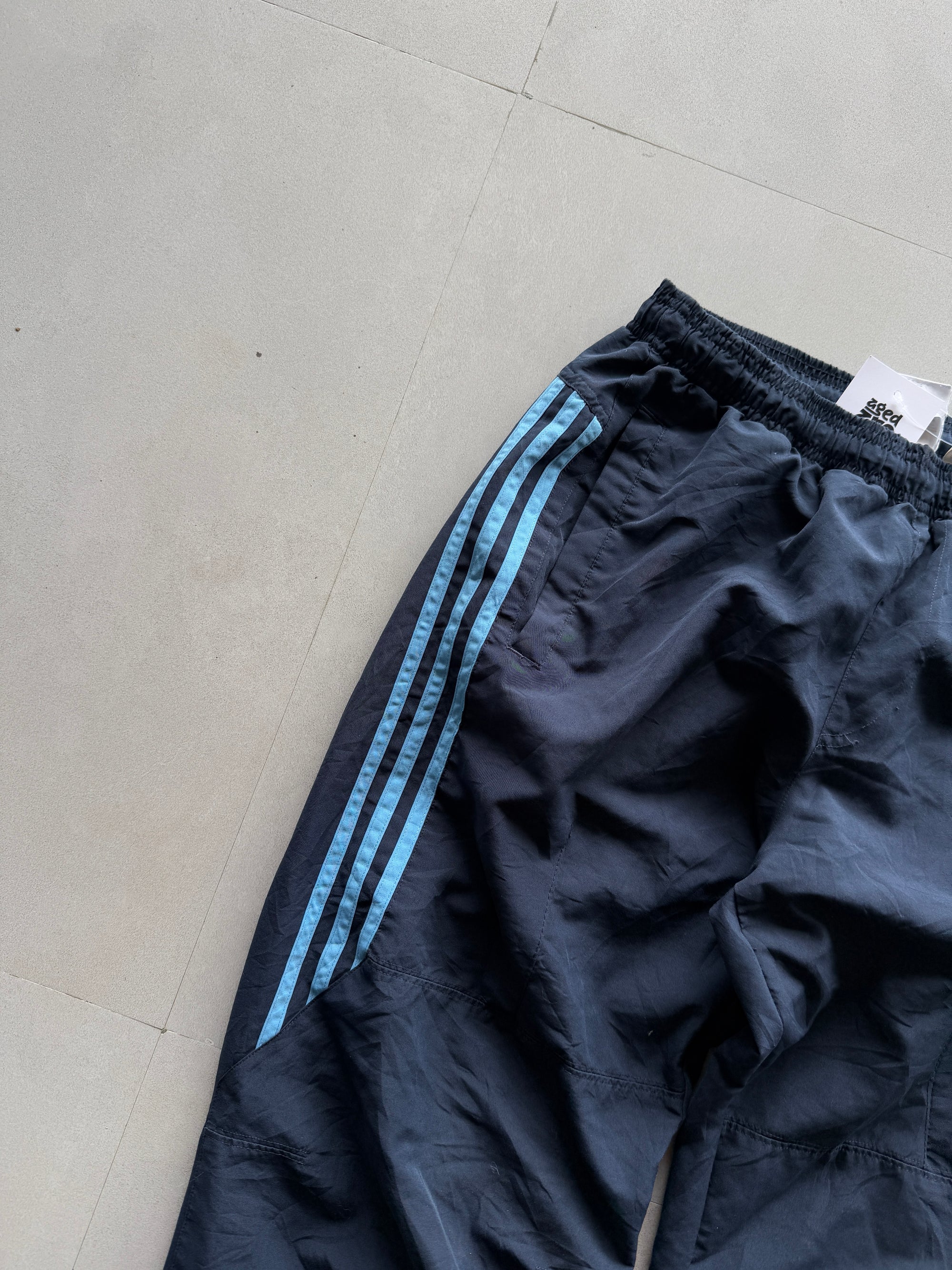 VINTAGE ADIDAS STRIPPED TRACK PANT - M