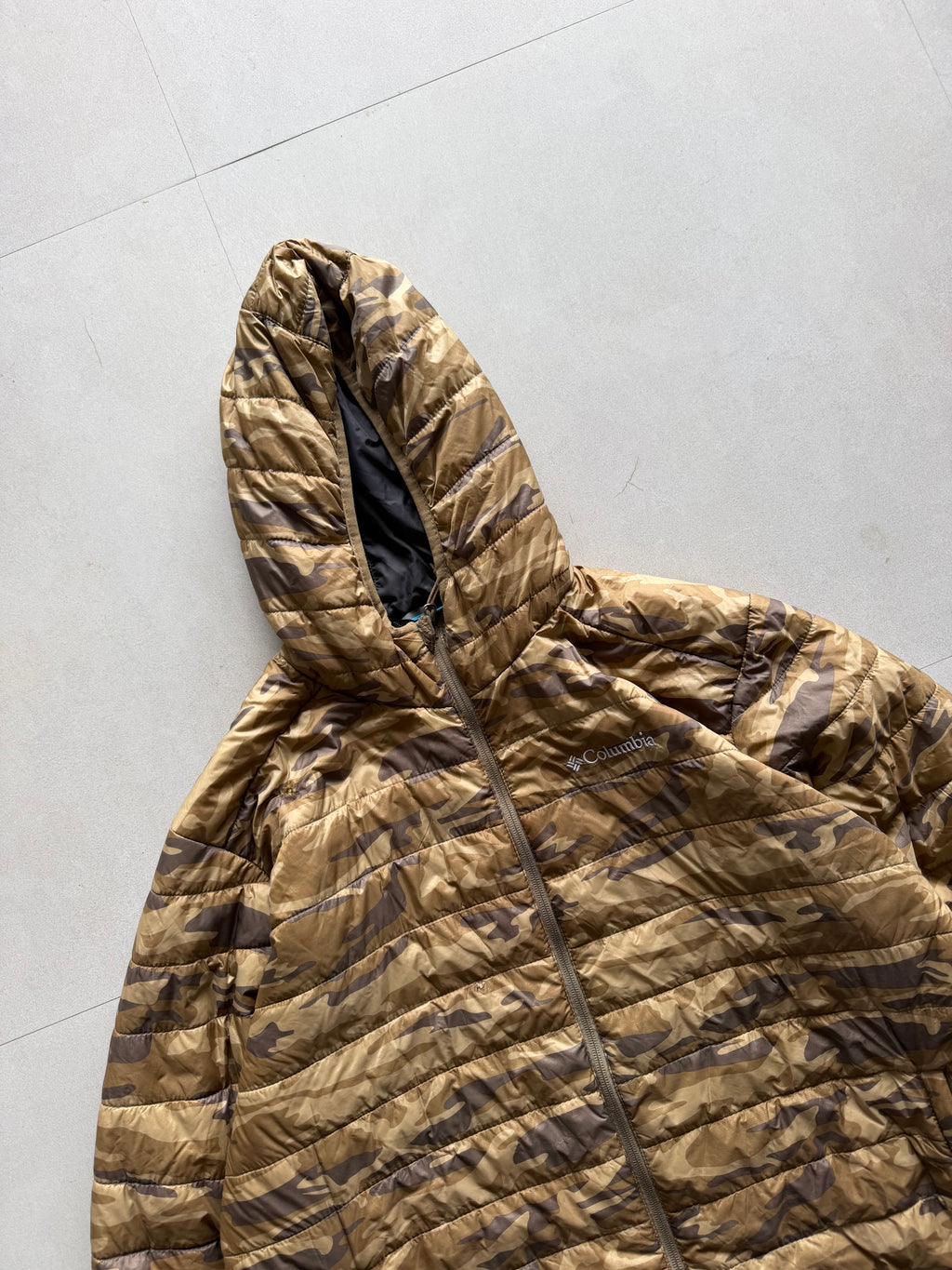 COLUMBIA CAMO HOODED PUFFER JACKET - XL