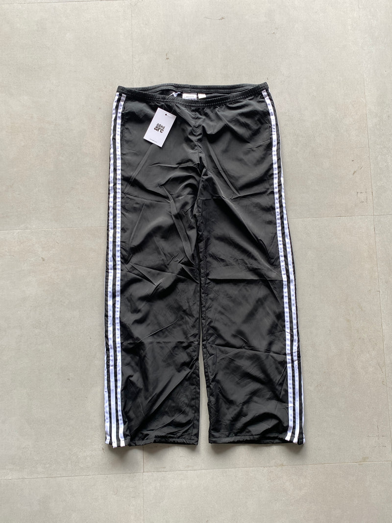 ADIDAS STRIPED BAGGY TRACK PANT - M