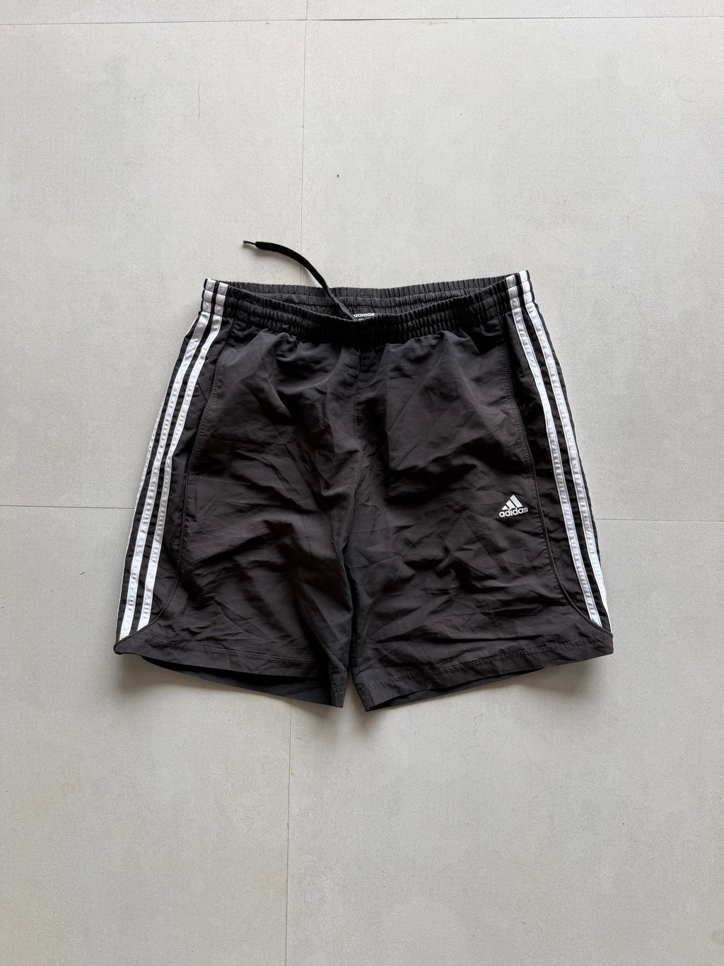 ADIDAS STRIPED SHORTS - M
