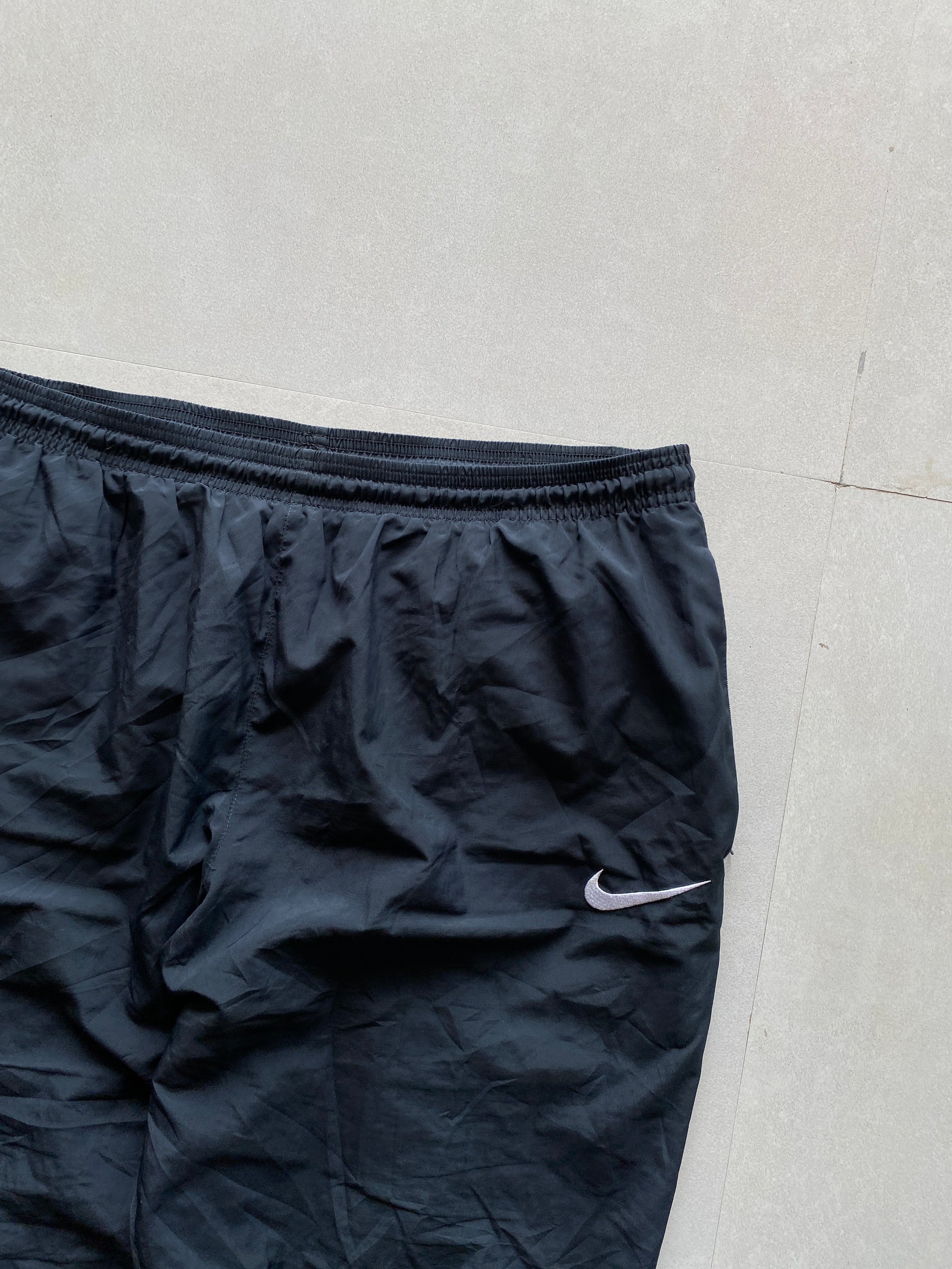 NIKE TRACK PANT - L