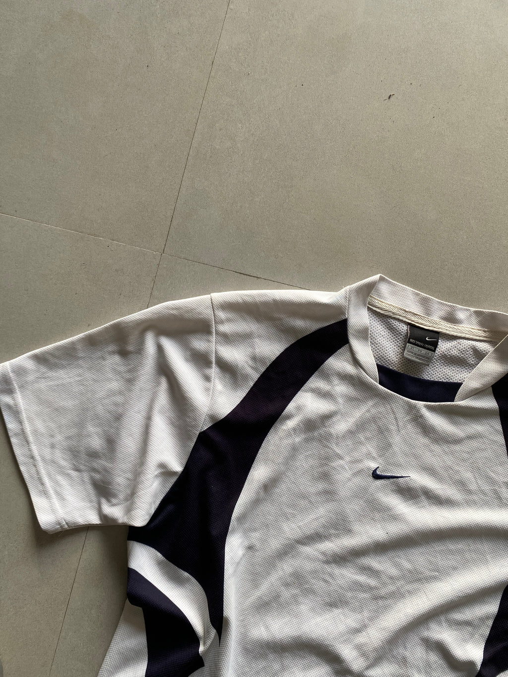 NIKE CENTRE SWOOSH DRI-FIT TEE - M