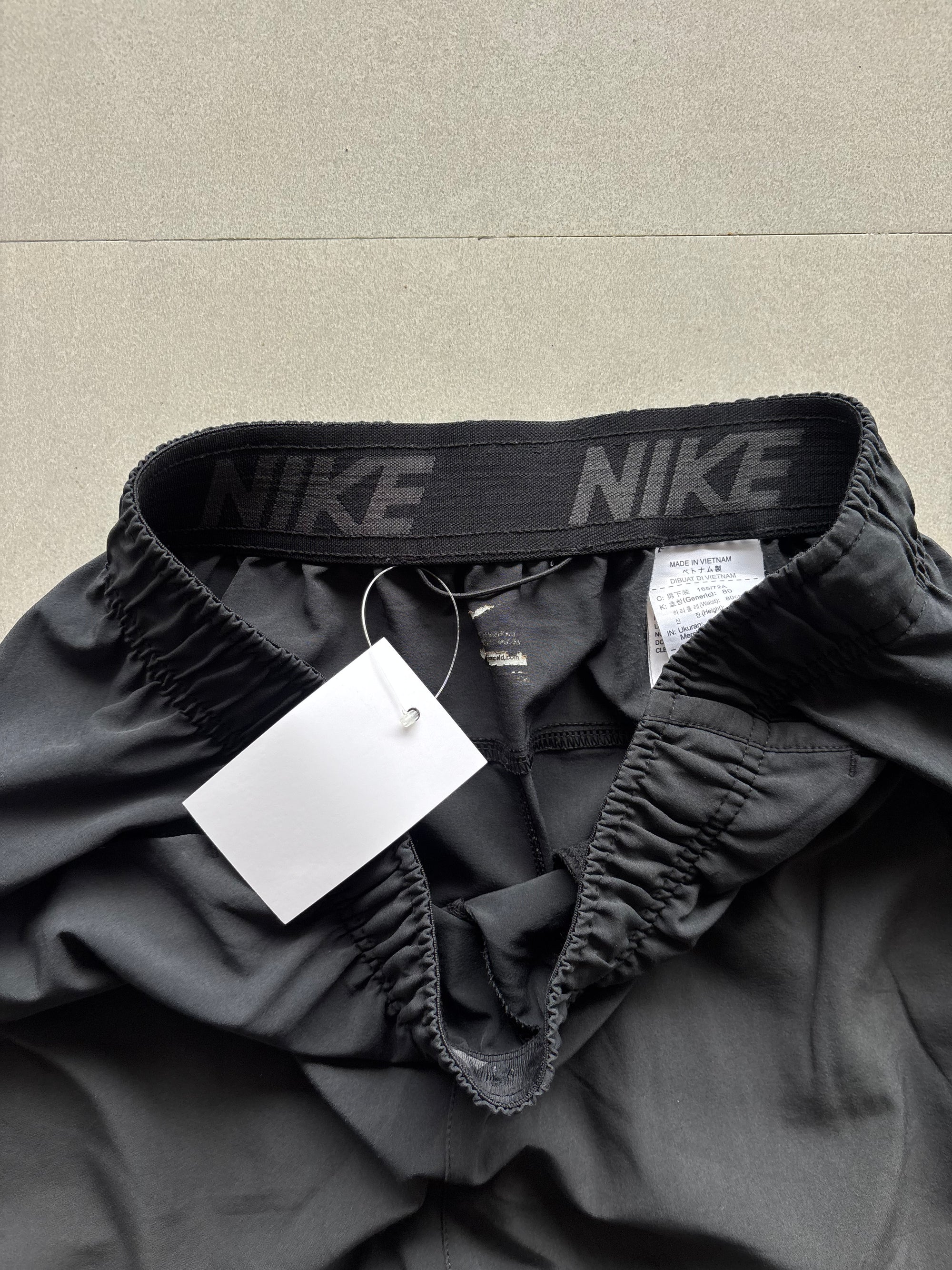 NIKE DRI-FIT SHORTS - L