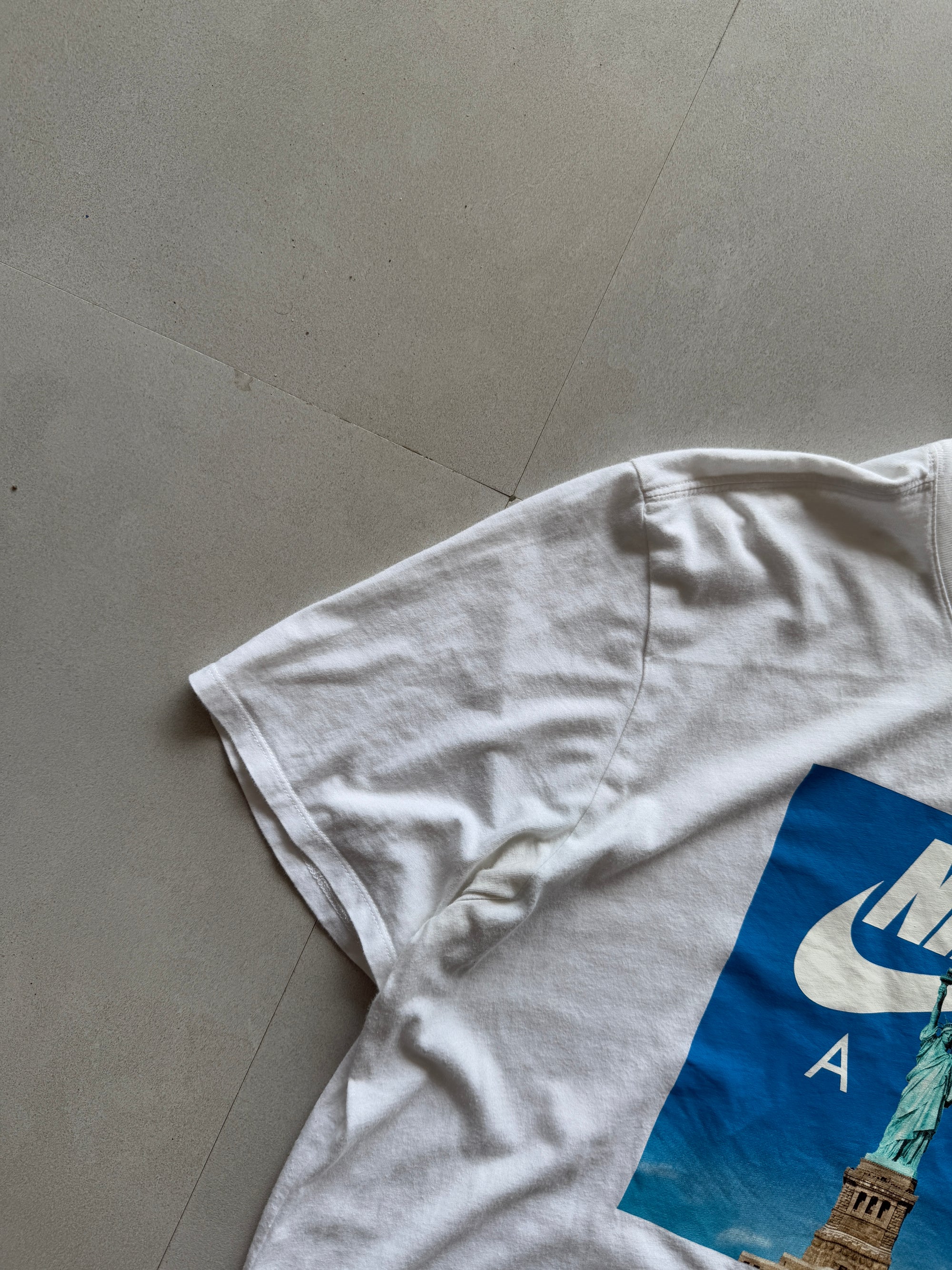 NIKE LOGO PRINTED TEE - L