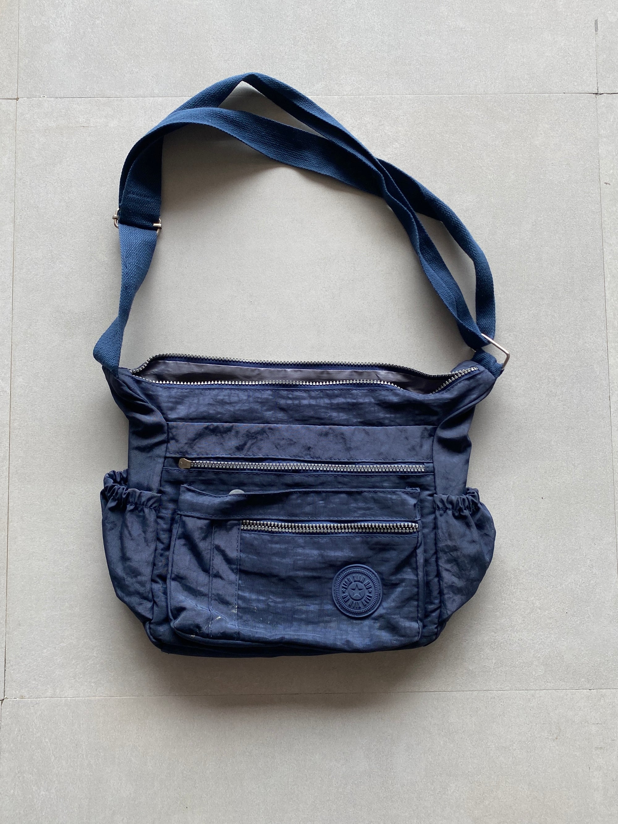LIAN XIAN NU SLING BAG