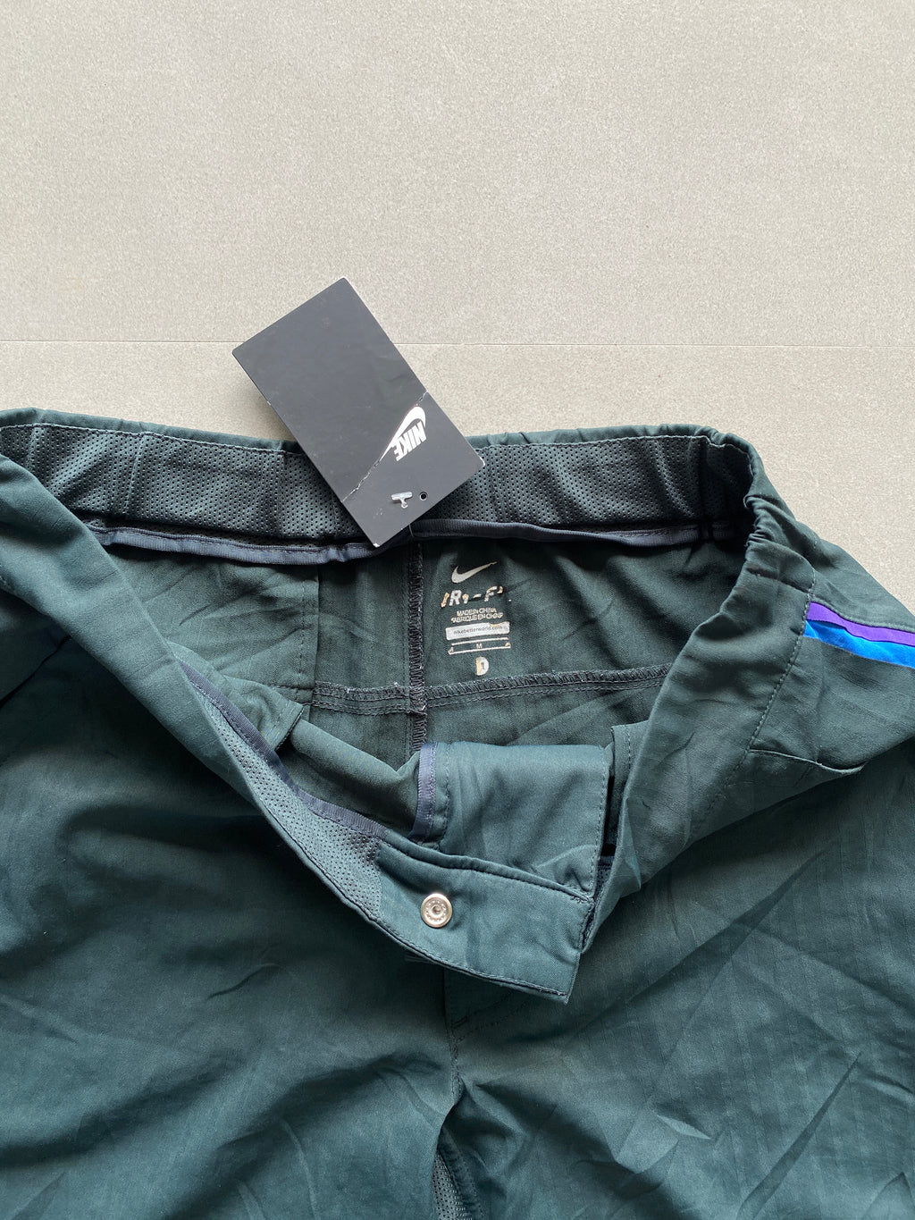 NIKE DRI-FIT SHORTS - M